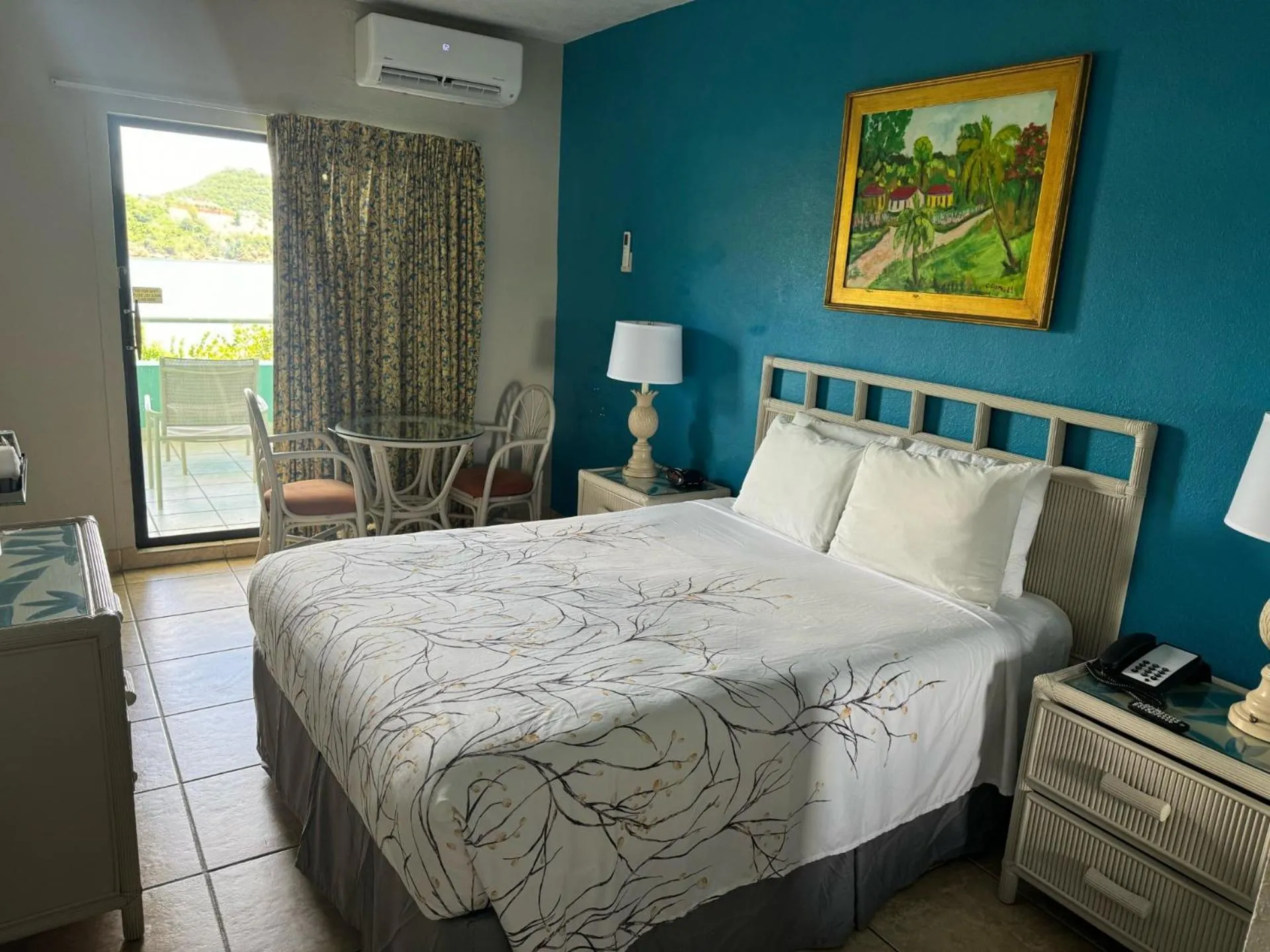 Bed in Lindbergh Bay Hotel