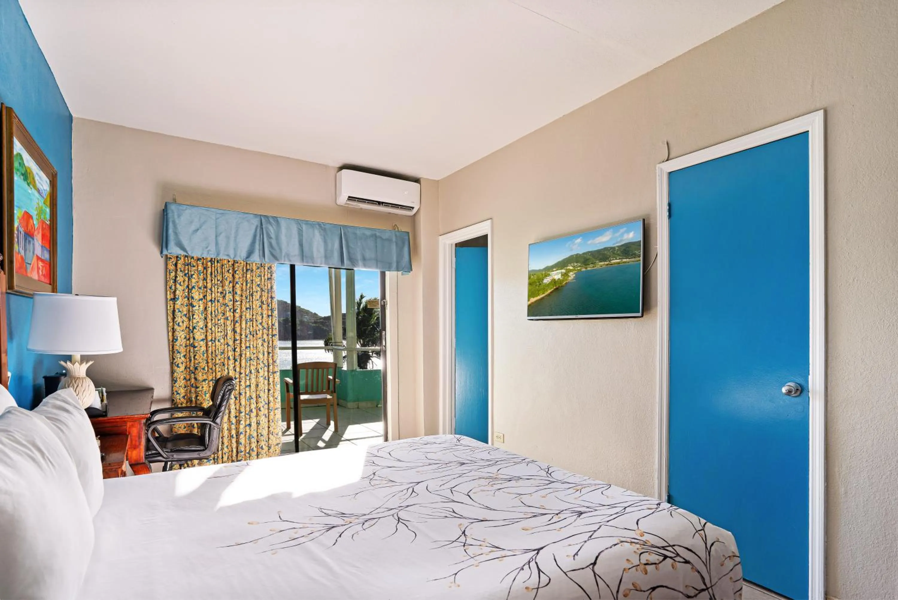 Bed in Lindbergh Bay Hotel