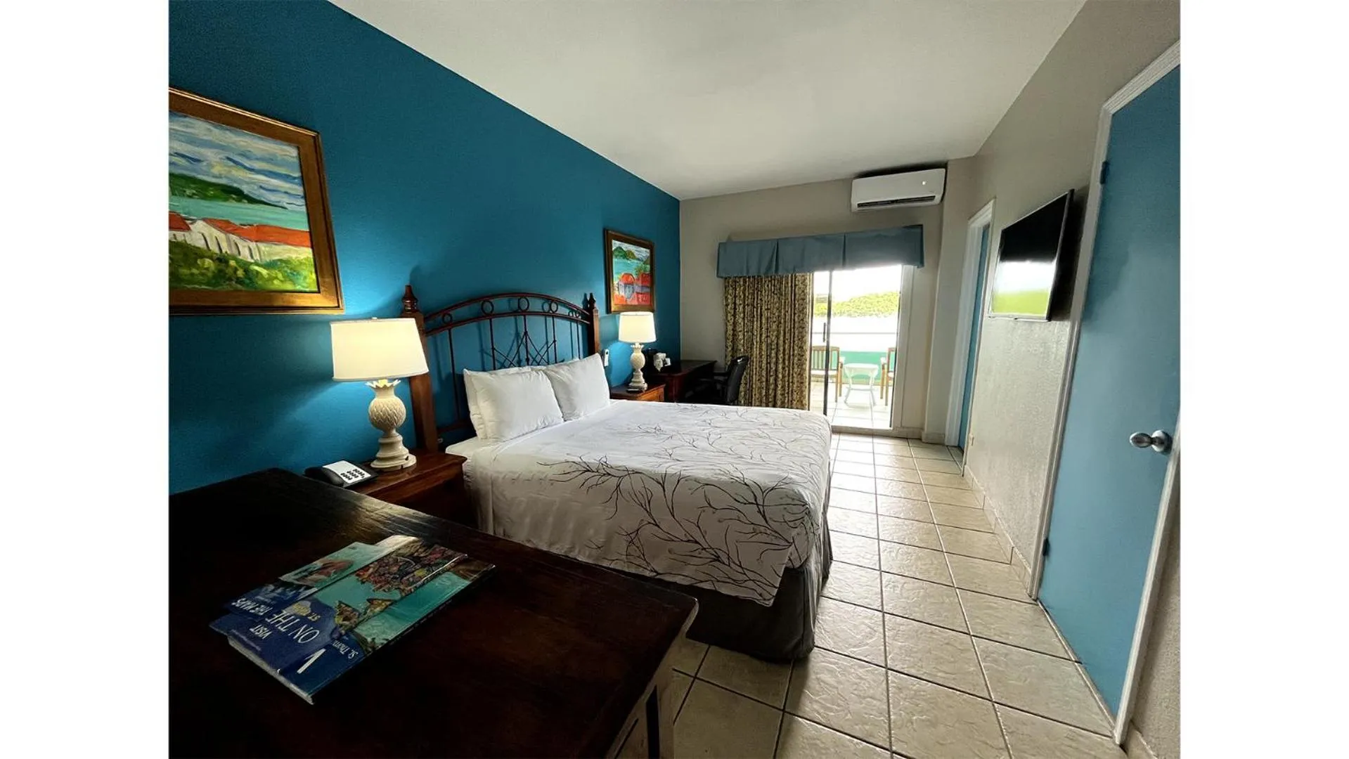 Bed in Lindbergh Bay Hotel