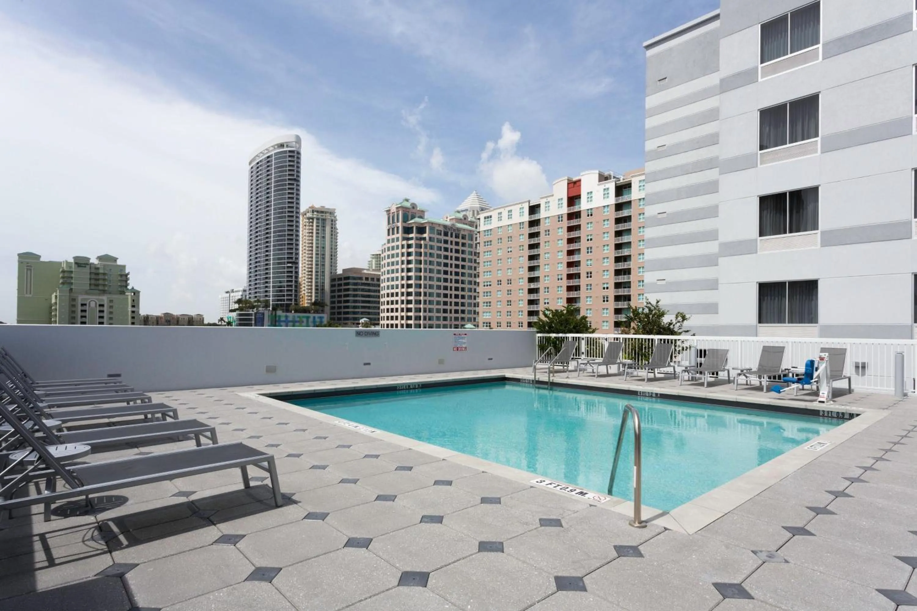 Swimming pool in Fairfield Inn & Suites By Marriott Fort Lauderdale Downtown/Las Olas