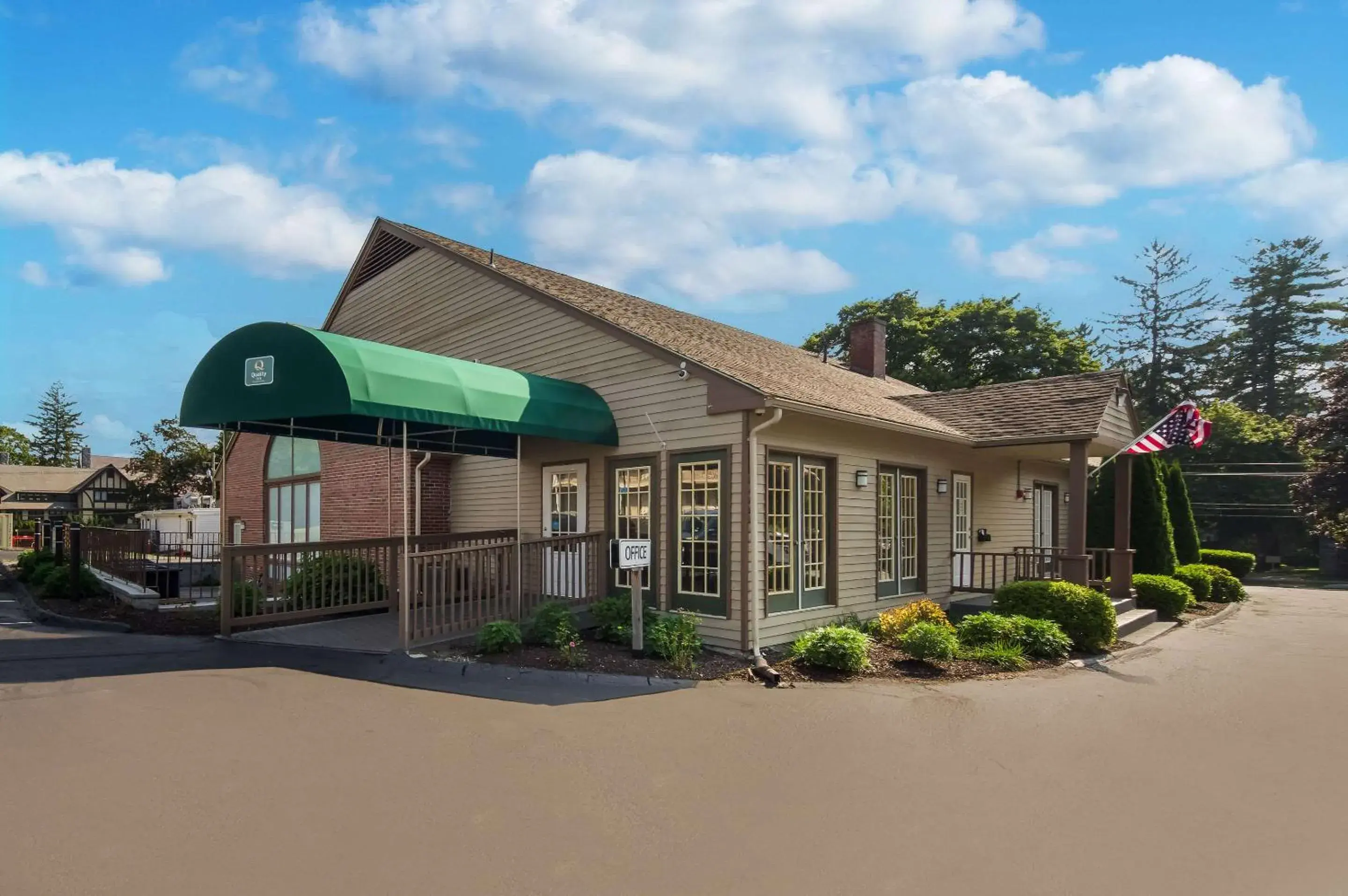 Property building in Quality Inn Property building in Quality Inn