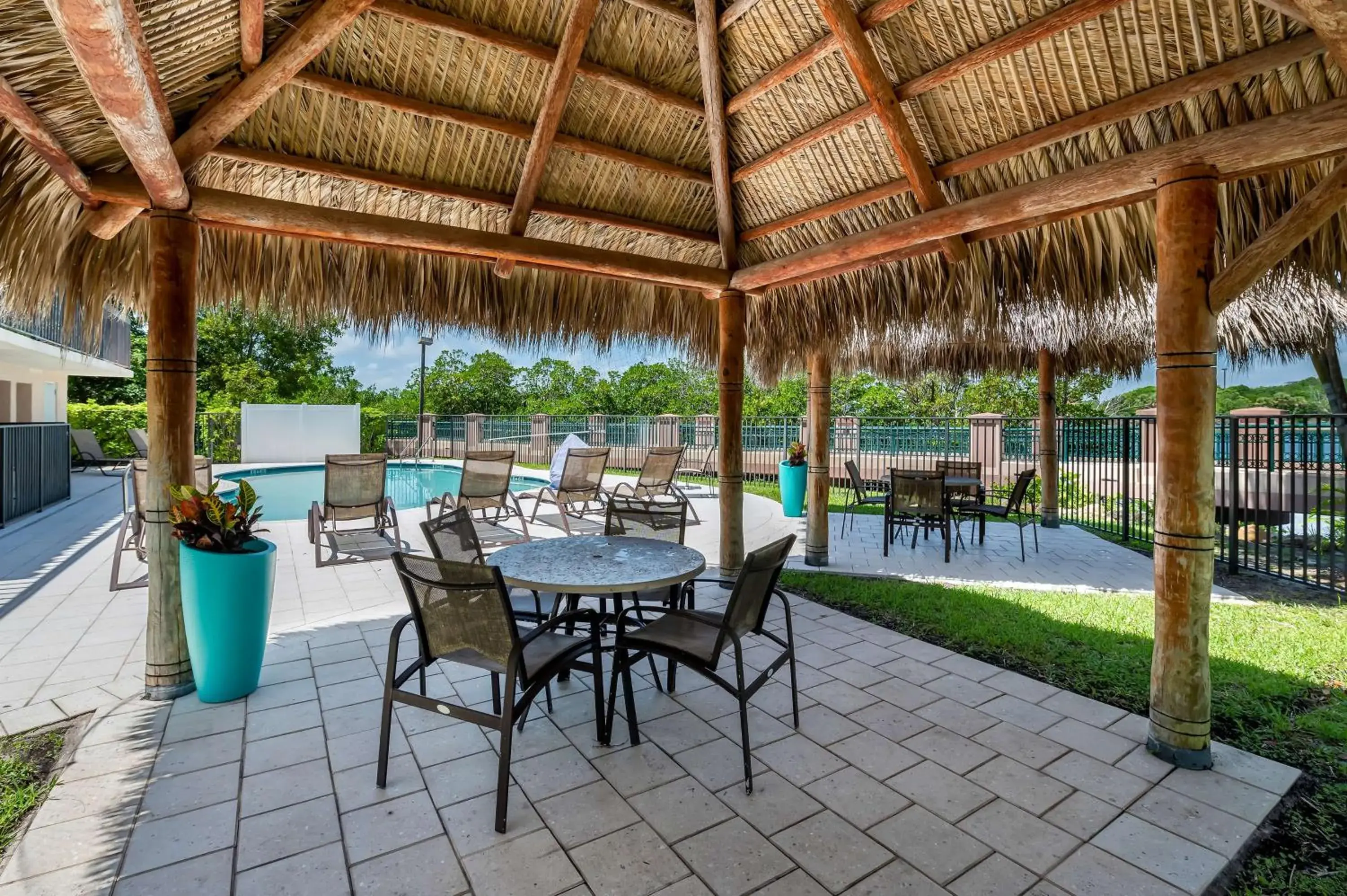 Pool view in Best Western Intracoastal Inn Pool view in Best Western Intracoastal Inn