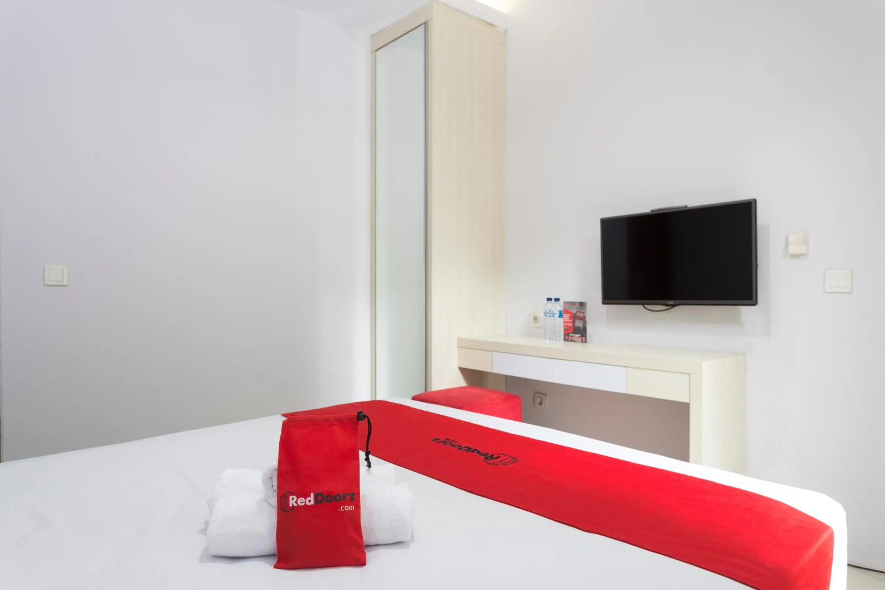 Bedroom, Bed in RedDoorz Plus near Cilandak Town Square 2