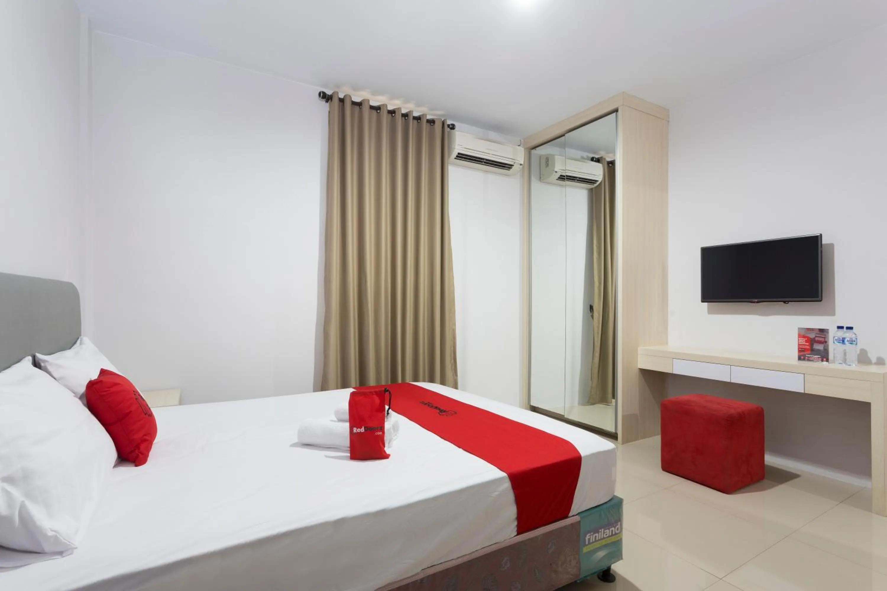 Bedroom, Bed in RedDoorz Plus near Cilandak Town Square 2