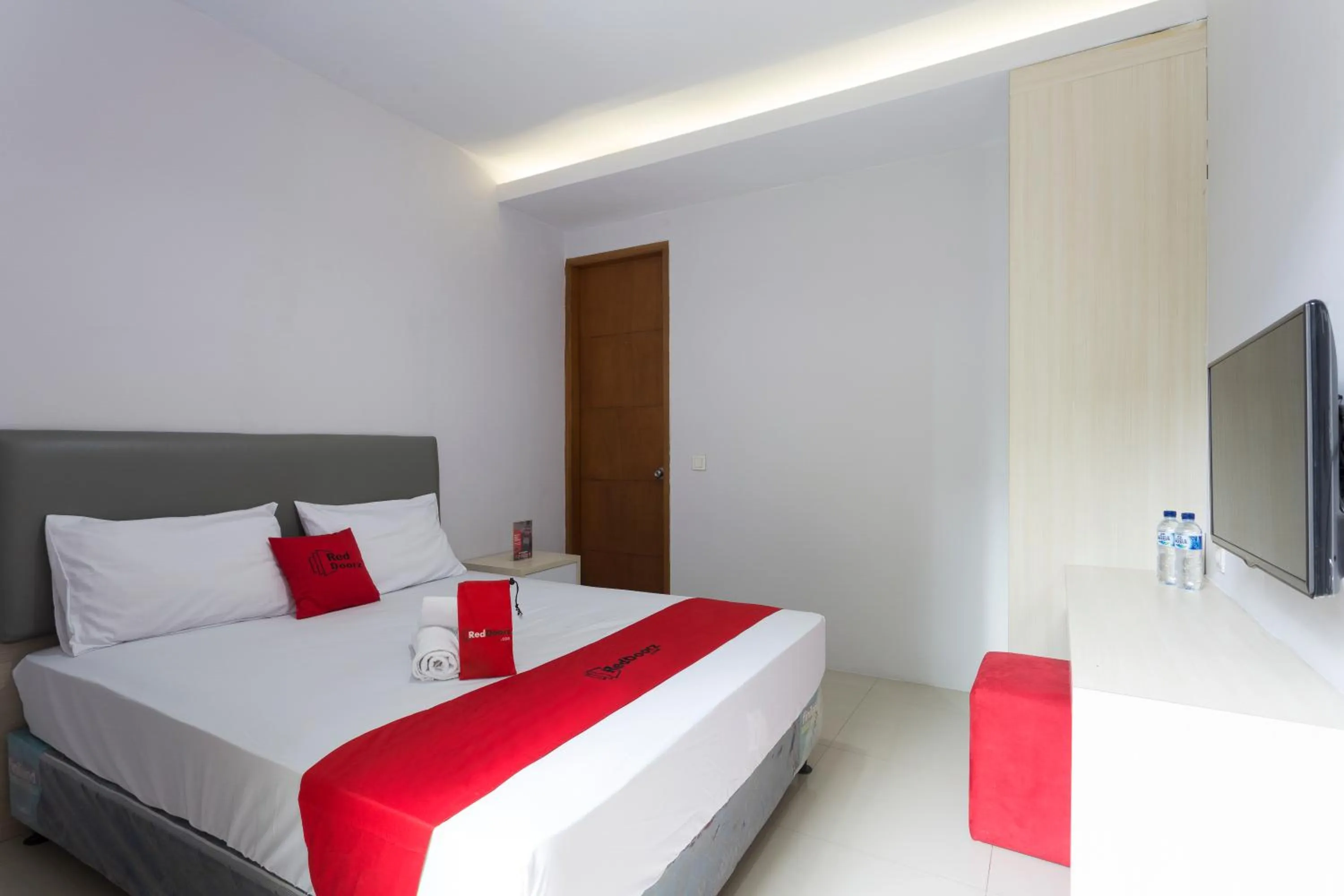 Bedroom, Bed in RedDoorz Plus near Cilandak Town Square 2