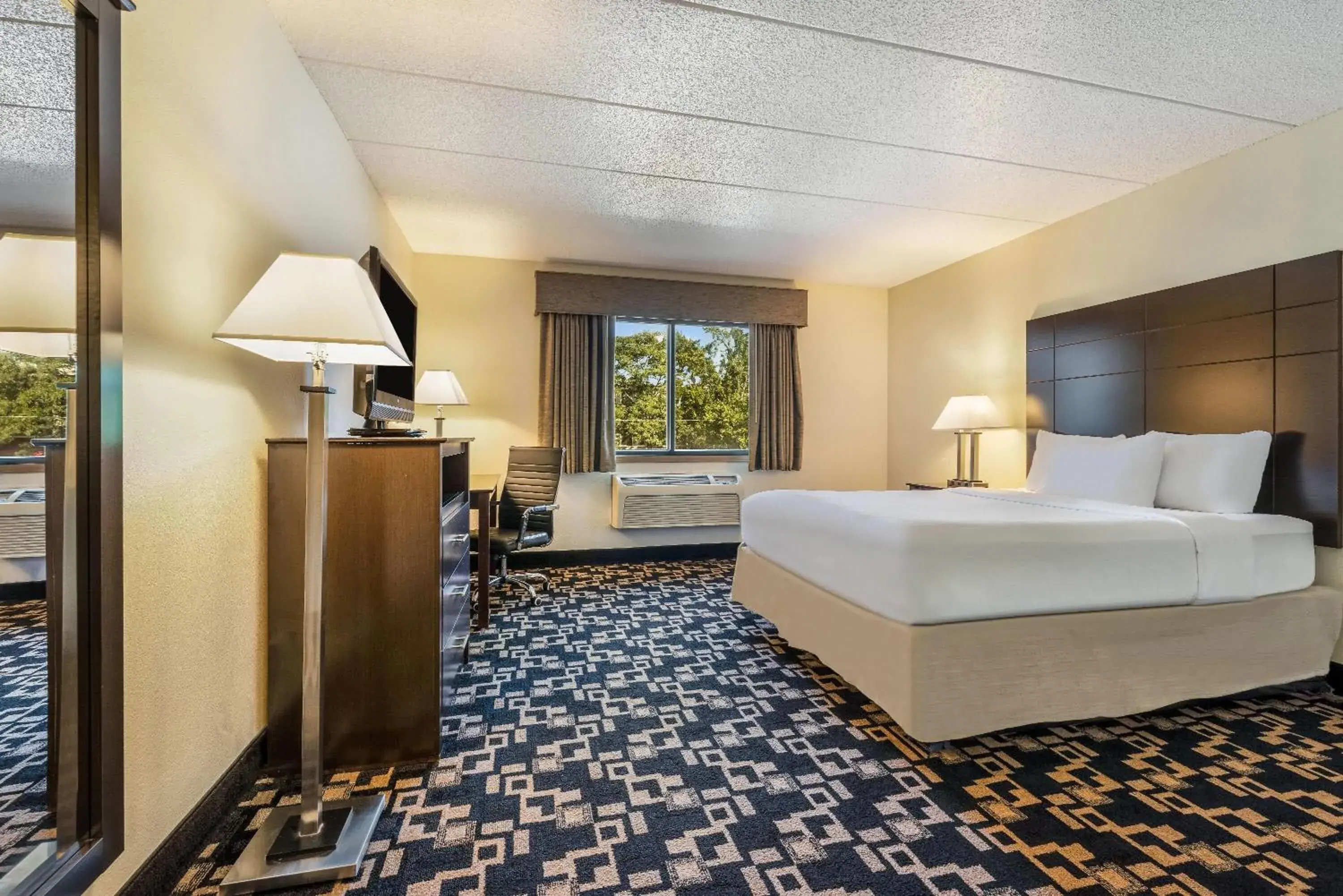 Queen Room - Non-Smoking in Baymont by Wyndham Bloomington MSP Airport Queen Room - Non-Smoking in Baymont by Wyndham Bloomington MSP Airport