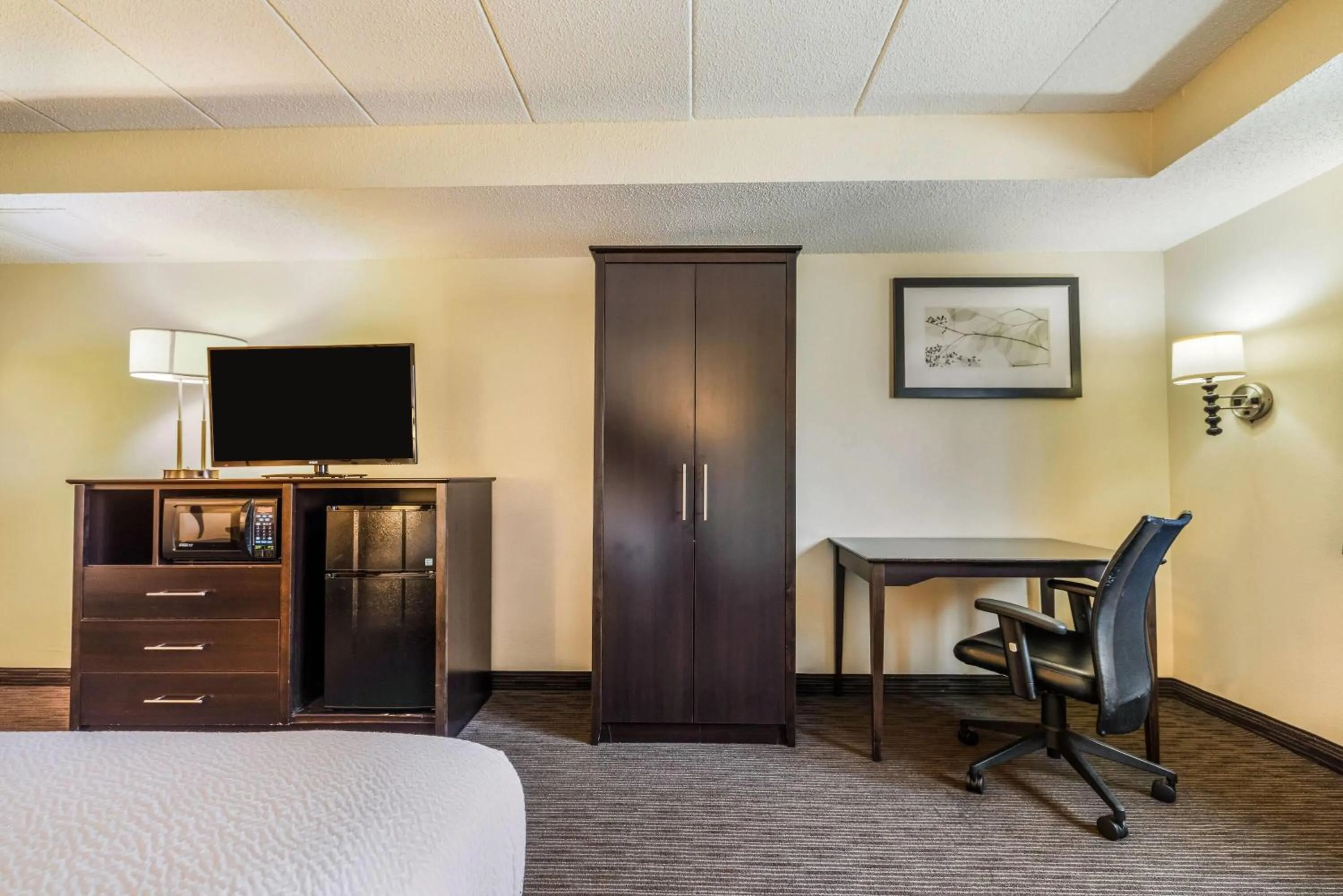 Photo of the whole room, Bed in Baymont by Wyndham Bloomington MSP Airport