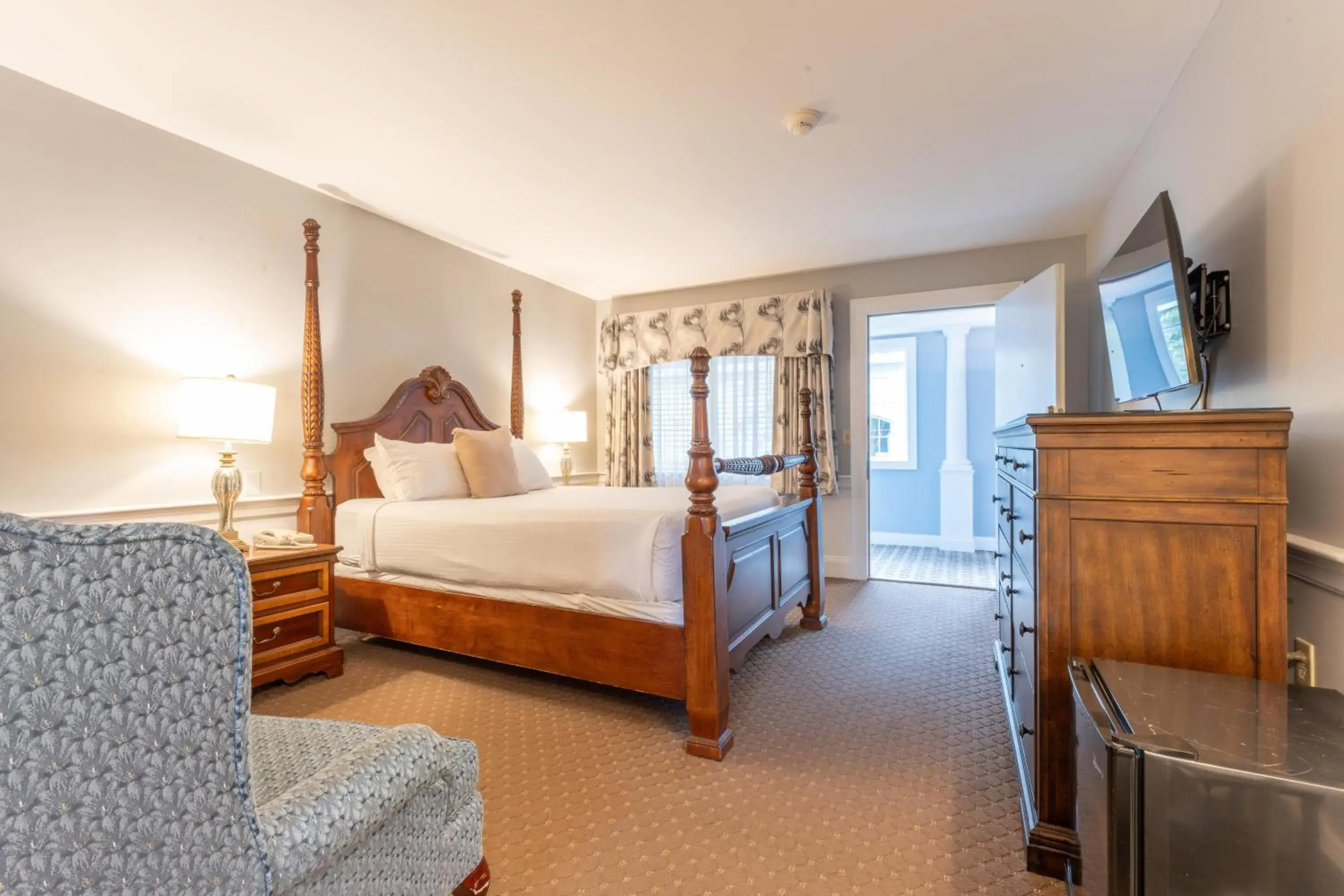 Bed in Dan'l Webster Inn and Spa Bed in Dan'l Webster Inn and Spa