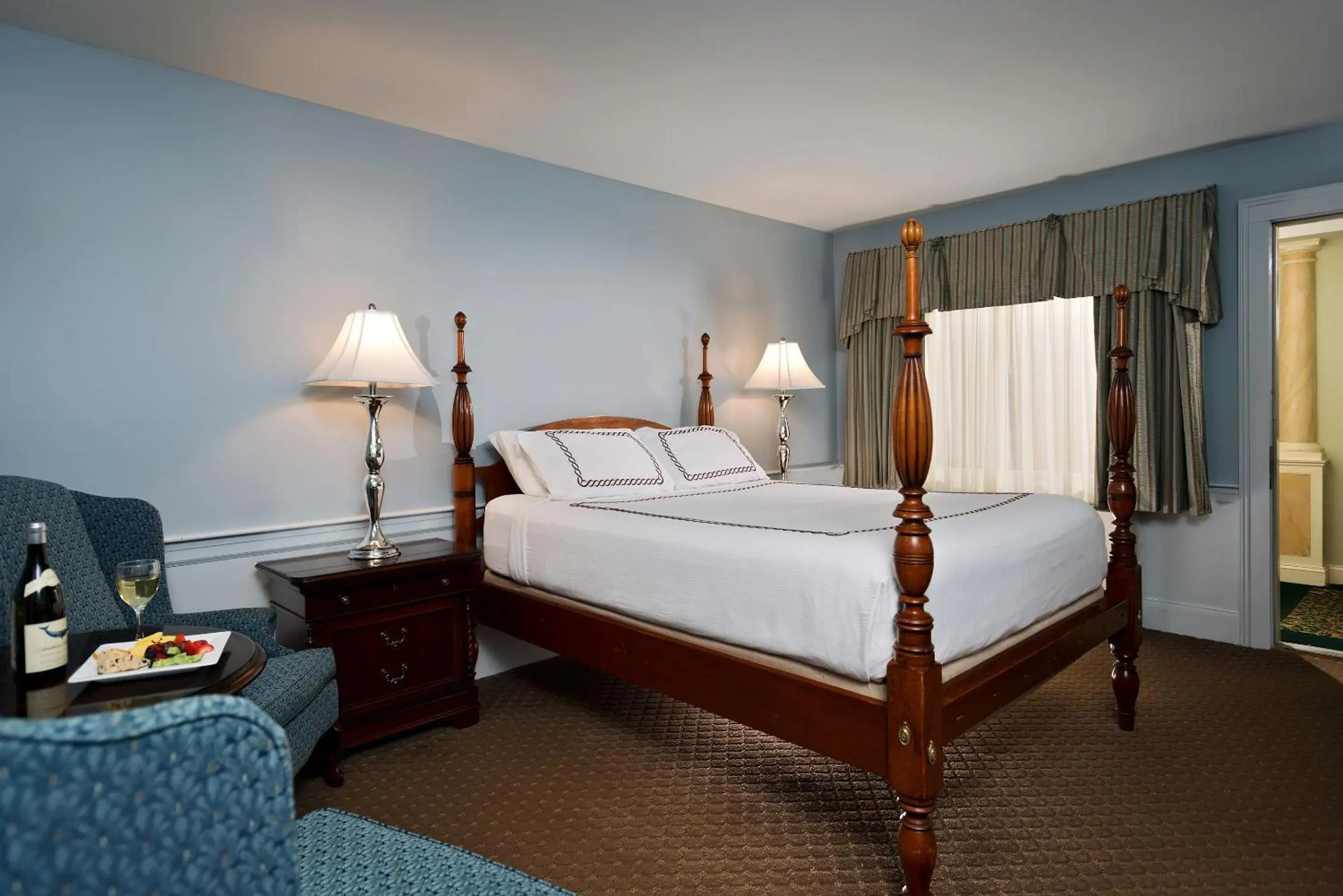 Bed in Dan'l Webster Inn and Spa Bed in Dan'l Webster Inn and Spa