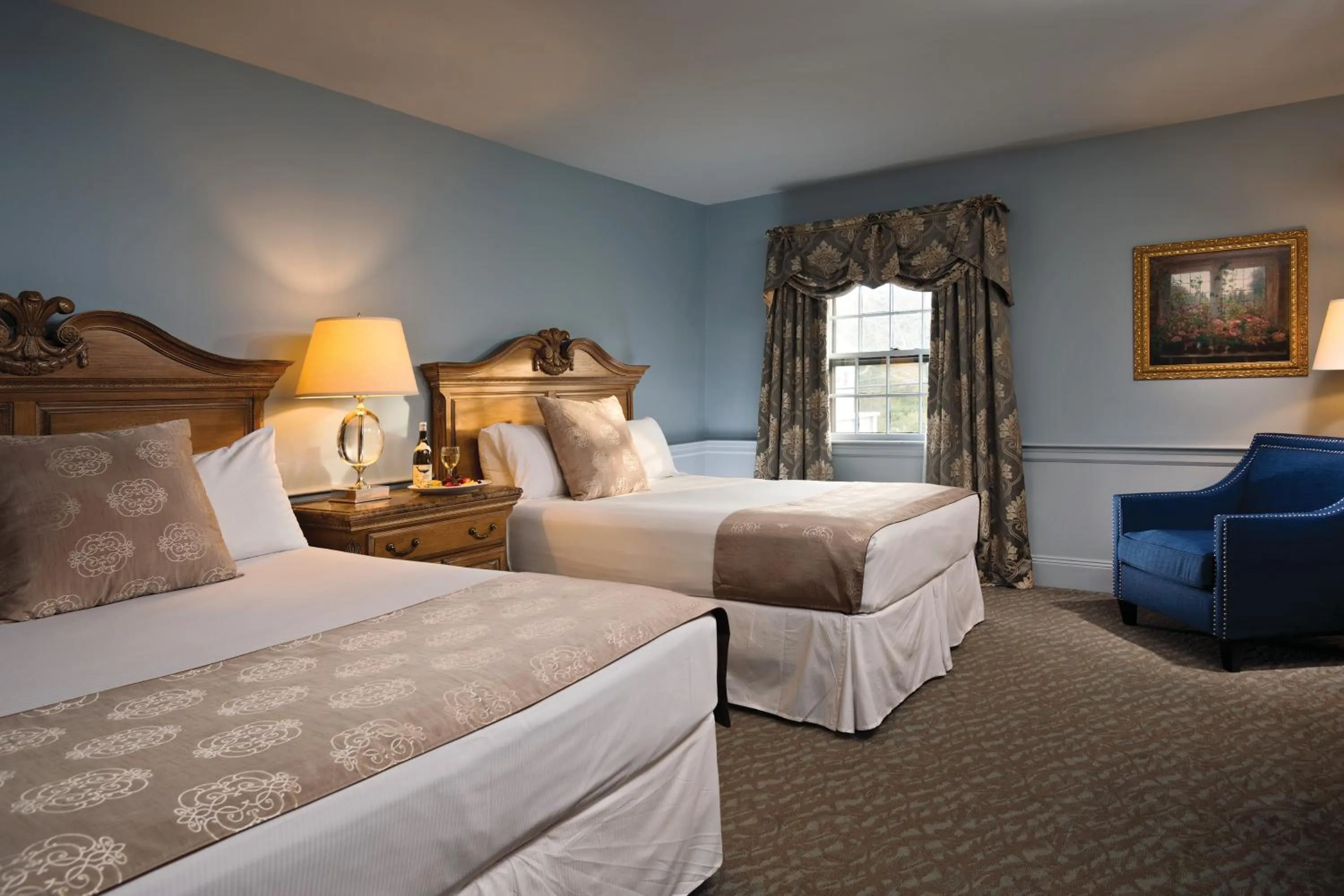 Bed in Dan'l Webster Inn and Spa