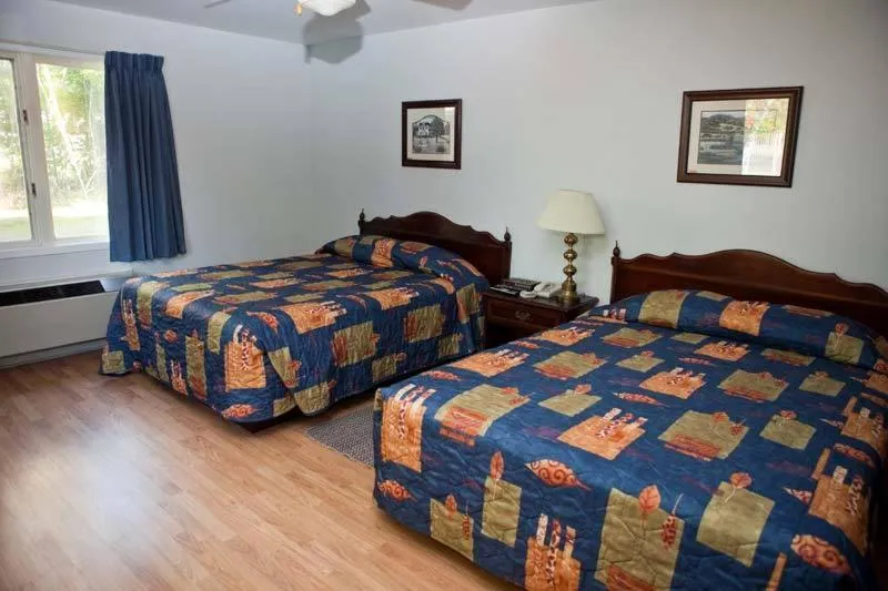 Photo of the whole room, Bed in Clansman Motel