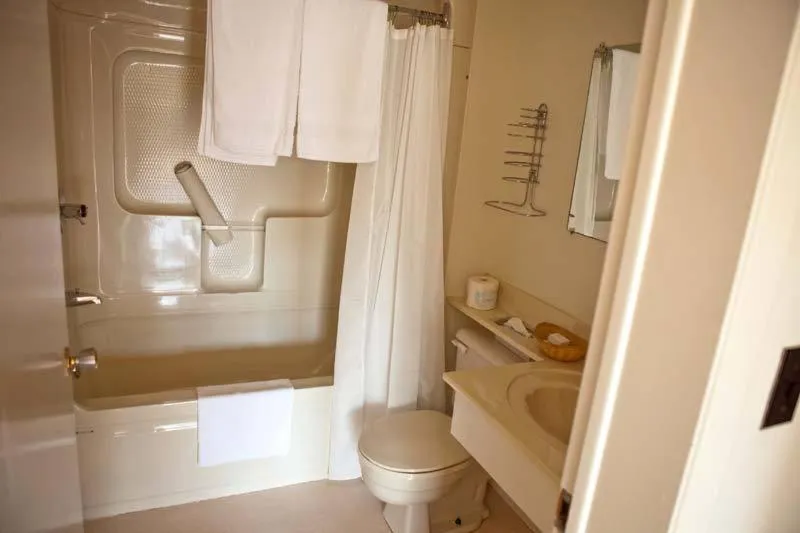Bathroom in Clansman Motel