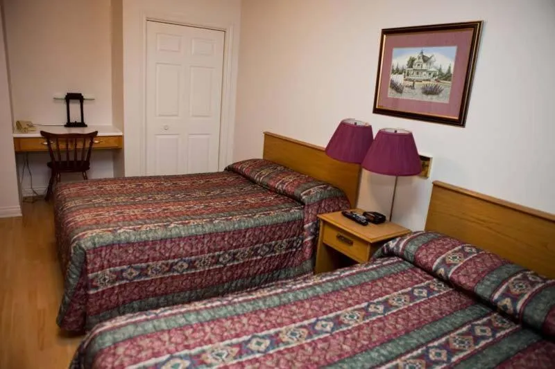 Photo of the whole room, Bed in Clansman Motel