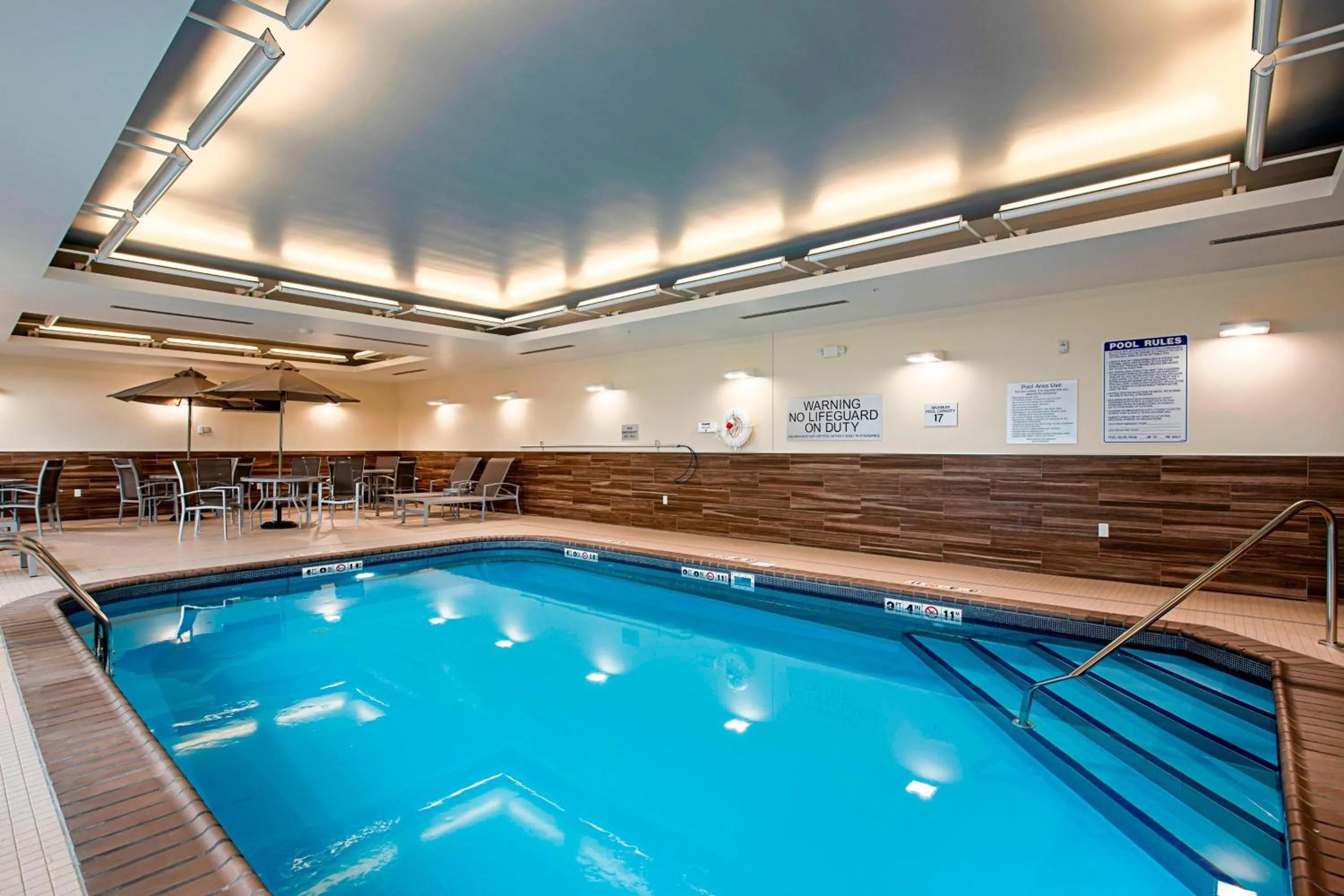 Swimming pool in Fairfield Inn & Suites By Marriott Duluth Waterfront