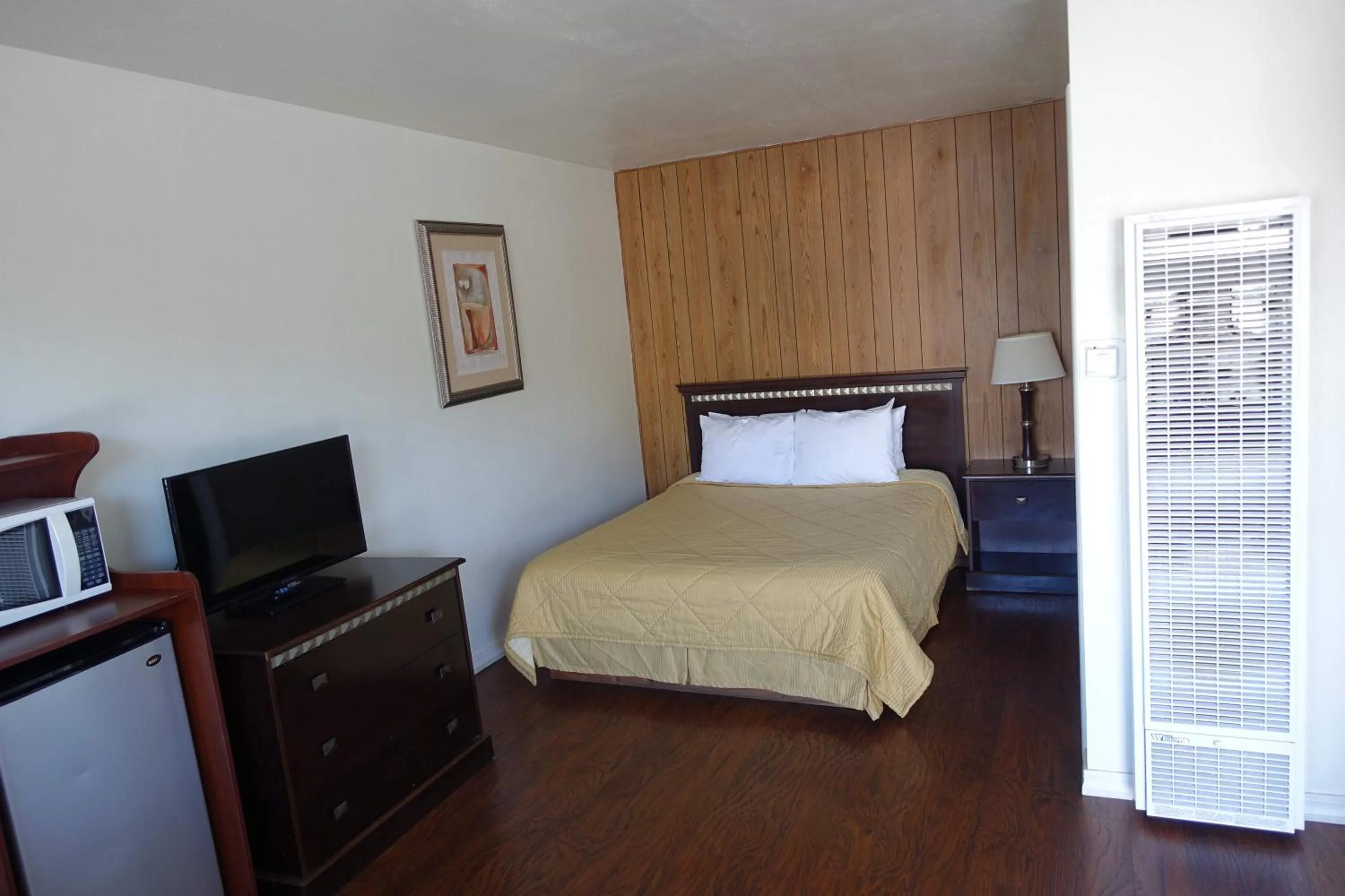 Bed in Discovery Inn - Eureka