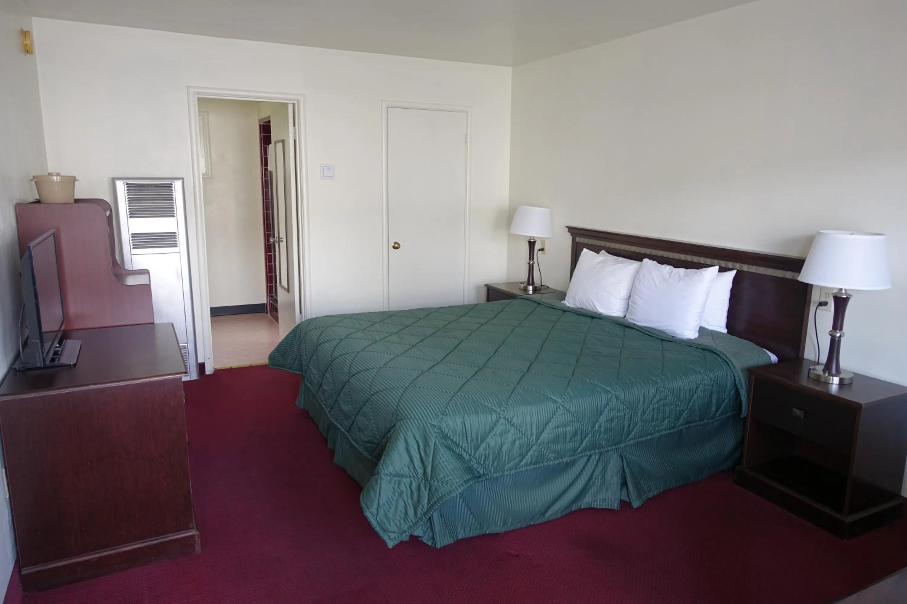 Bed in Discovery Inn - Eureka