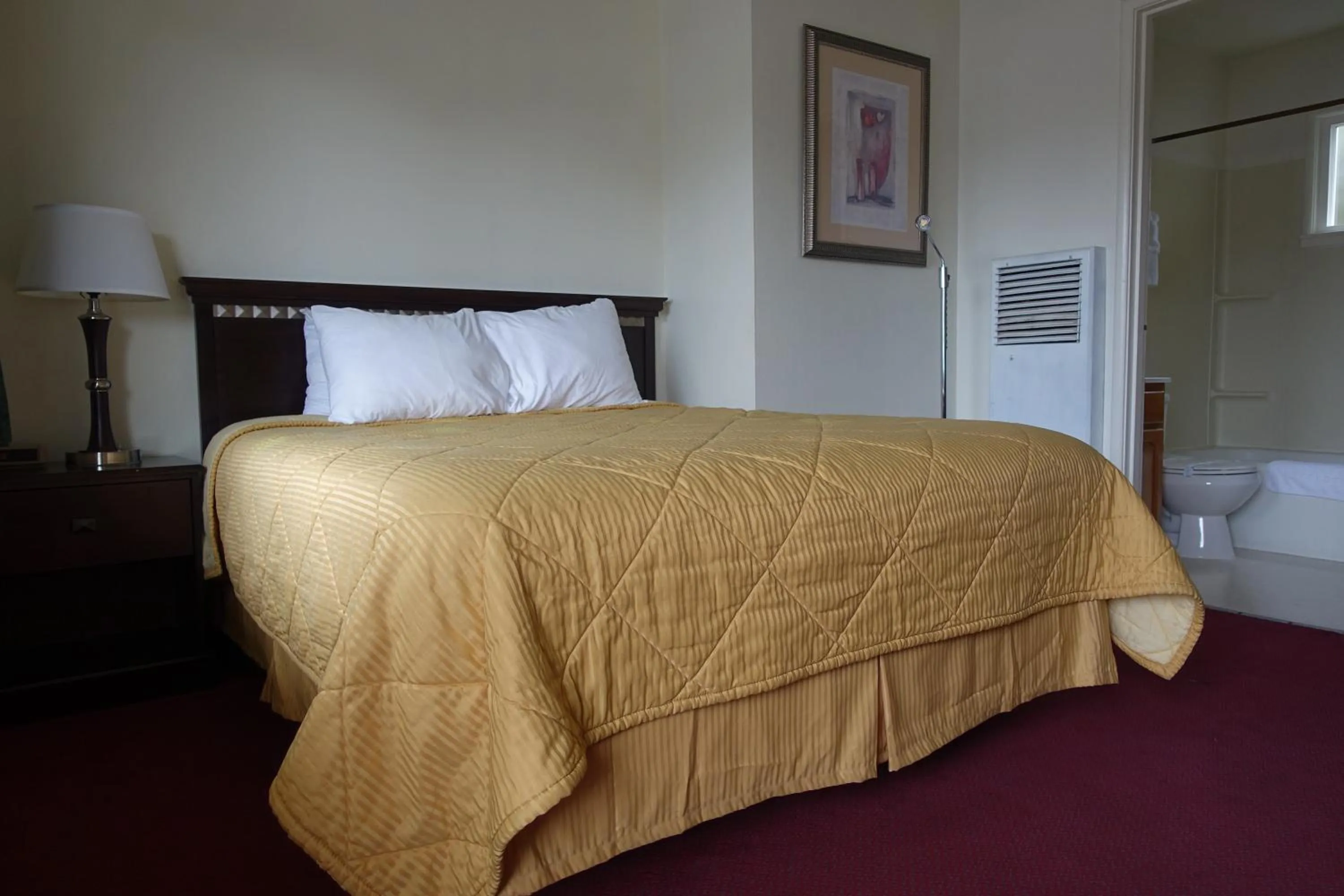 Bed in Discovery Inn - Eureka