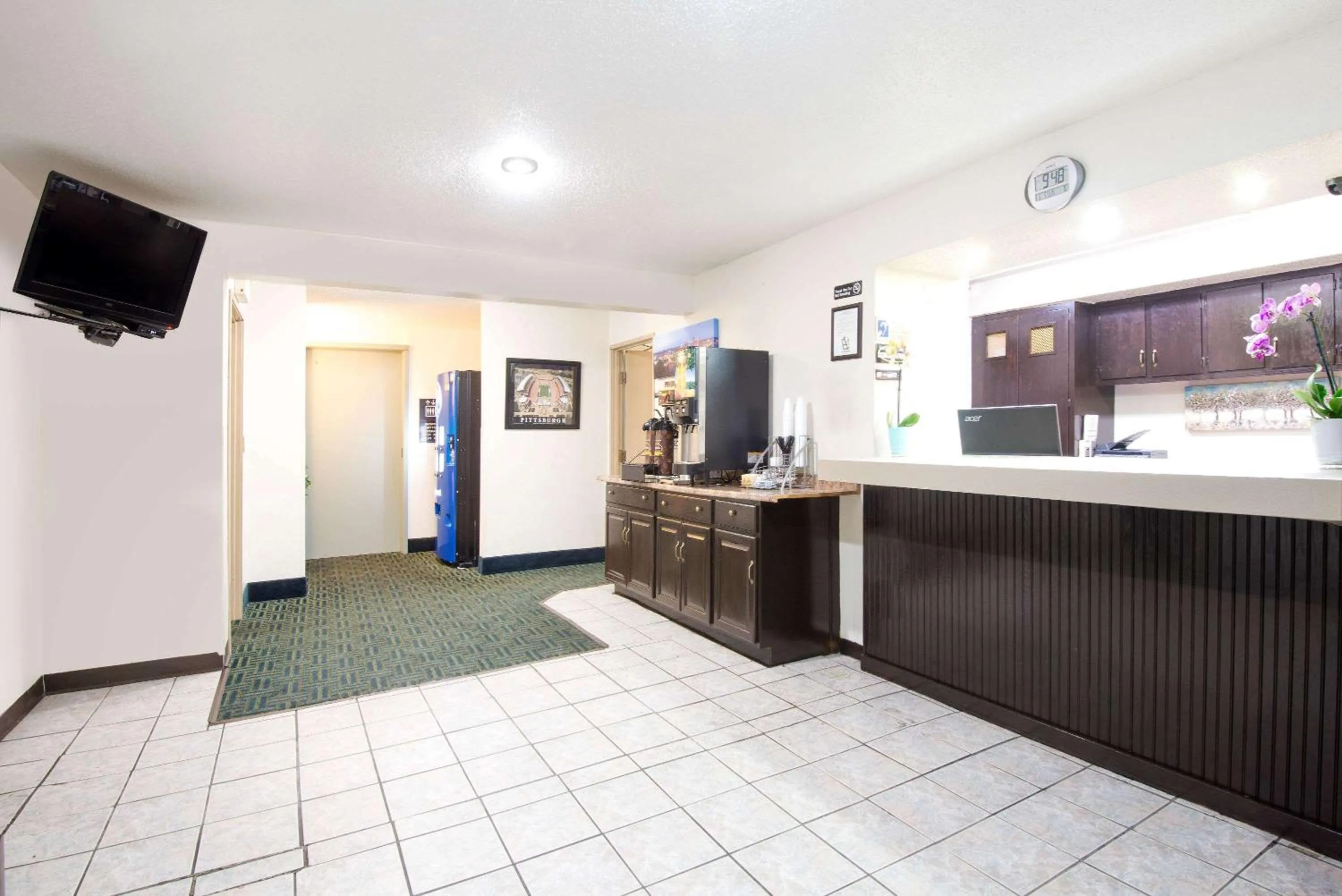 Lobby or reception in Super 8 by Wyndham Pittsburgh PA Airport-University Area