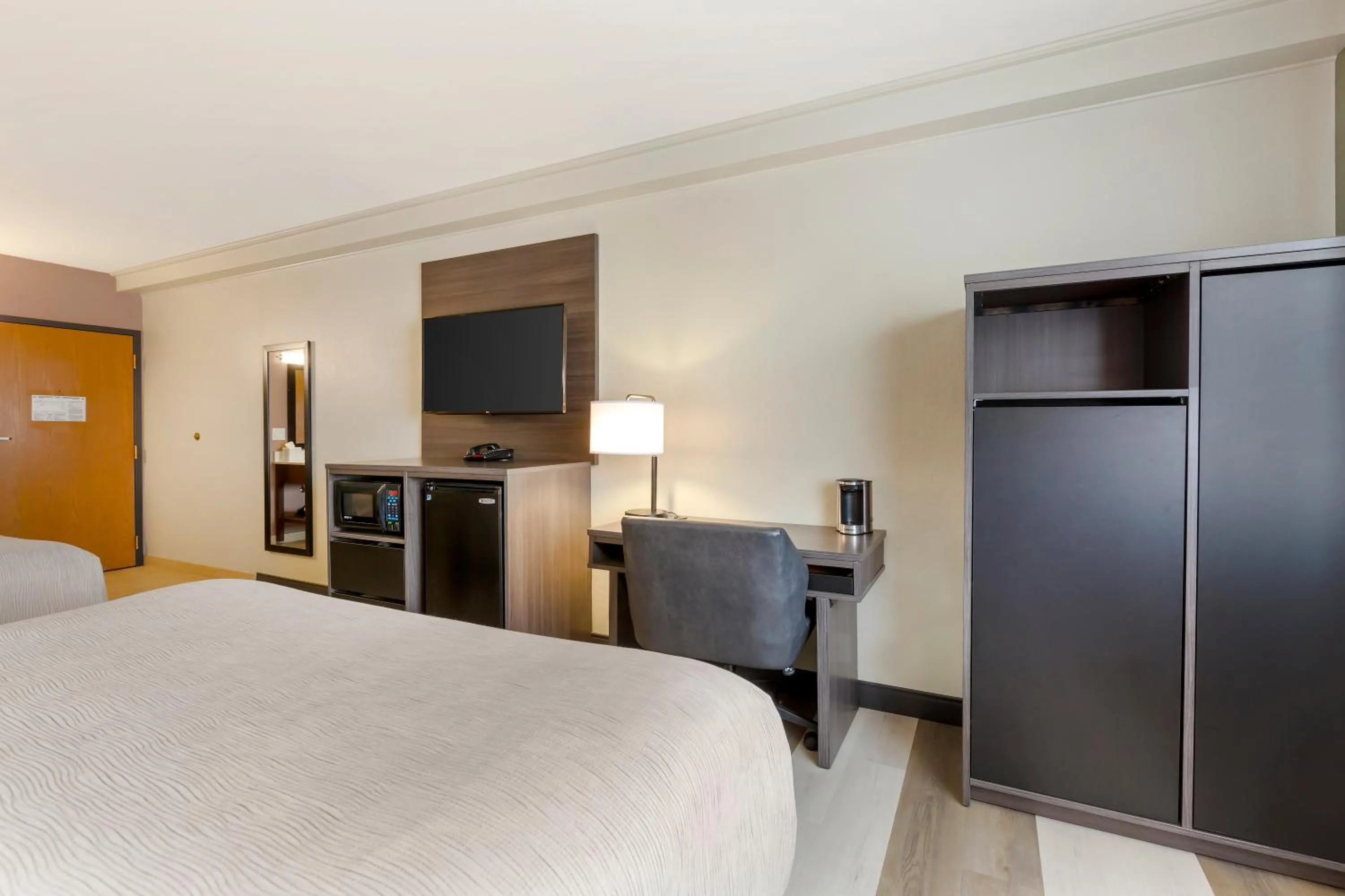 microwave, Bed in Quality Inn Hamilton Bitterroot Valley