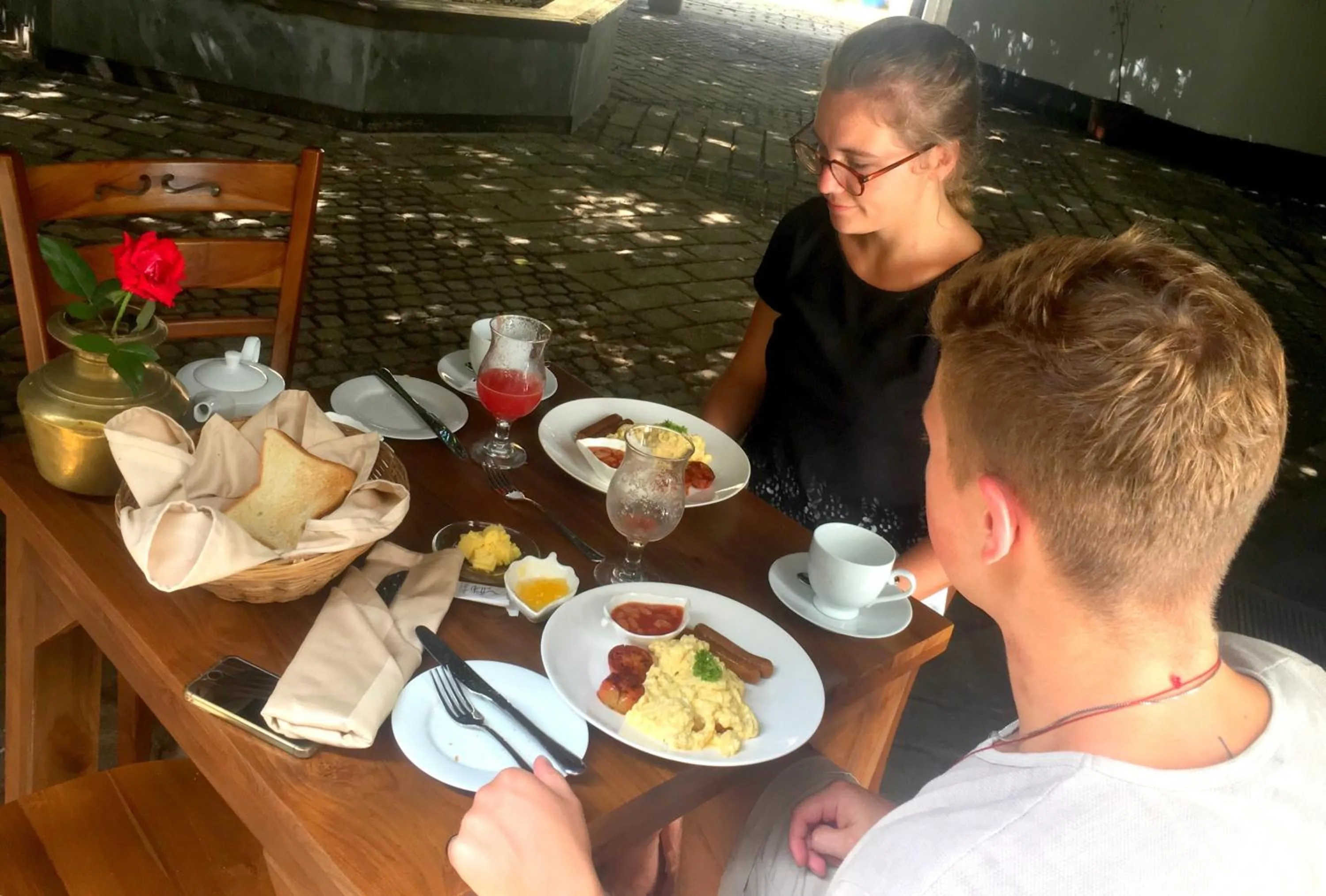 Restaurant/places to eat in Artisan Villa