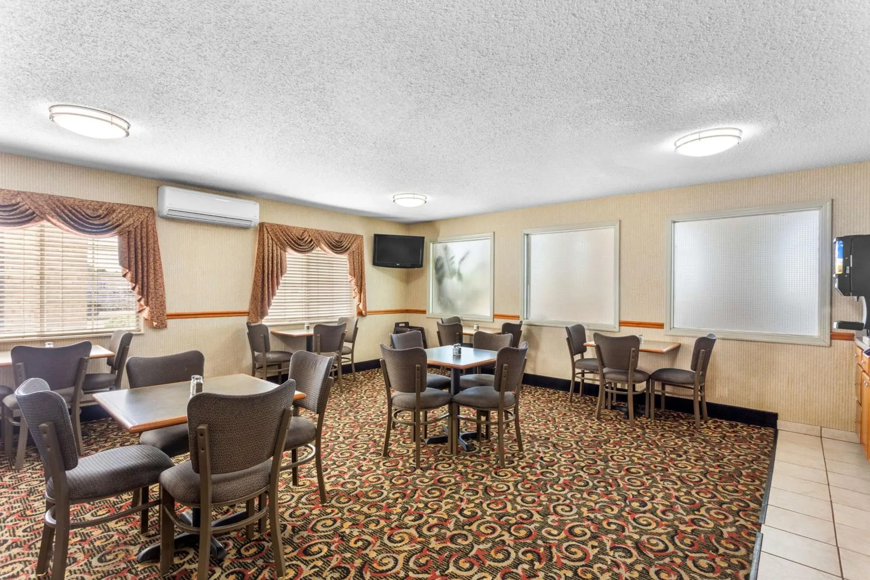 Breakfast in Best Western Oglesby Inn Breakfast in Best Western Oglesby Inn