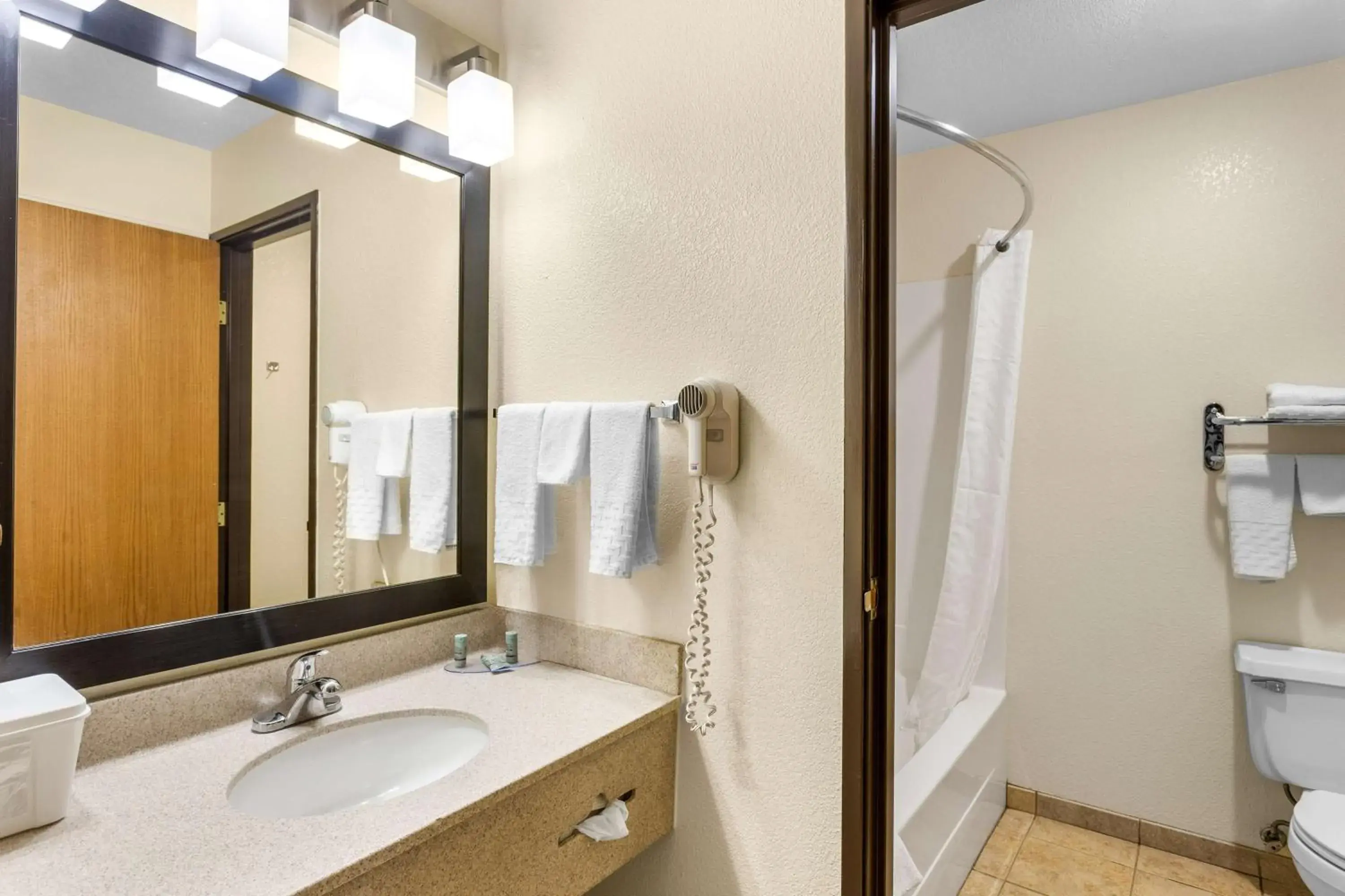 Bathroom in Best Western Oglesby Inn Bathroom in Best Western Oglesby Inn