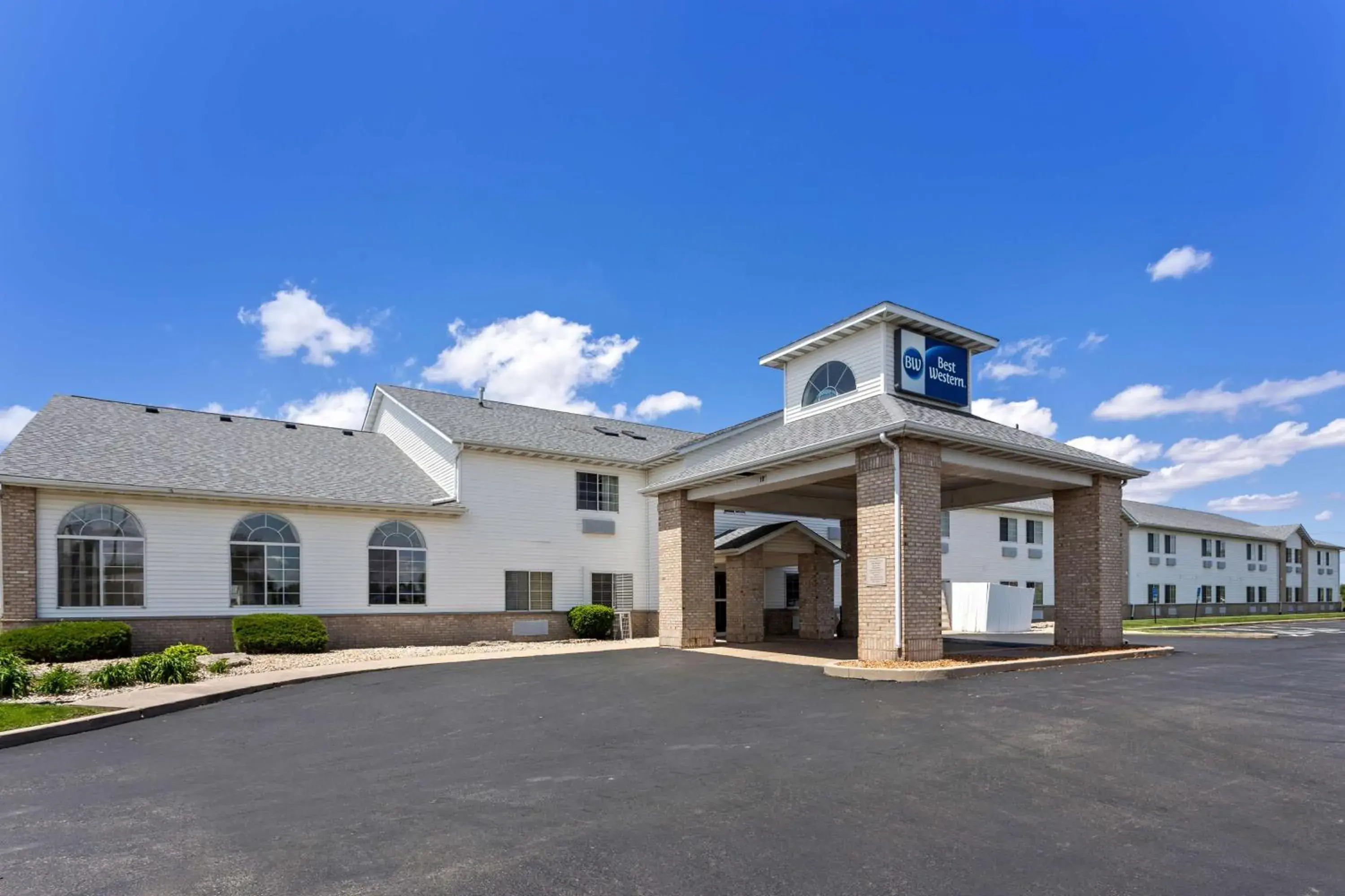 Property building in Best Western Oglesby Inn Property building in Best Western Oglesby Inn