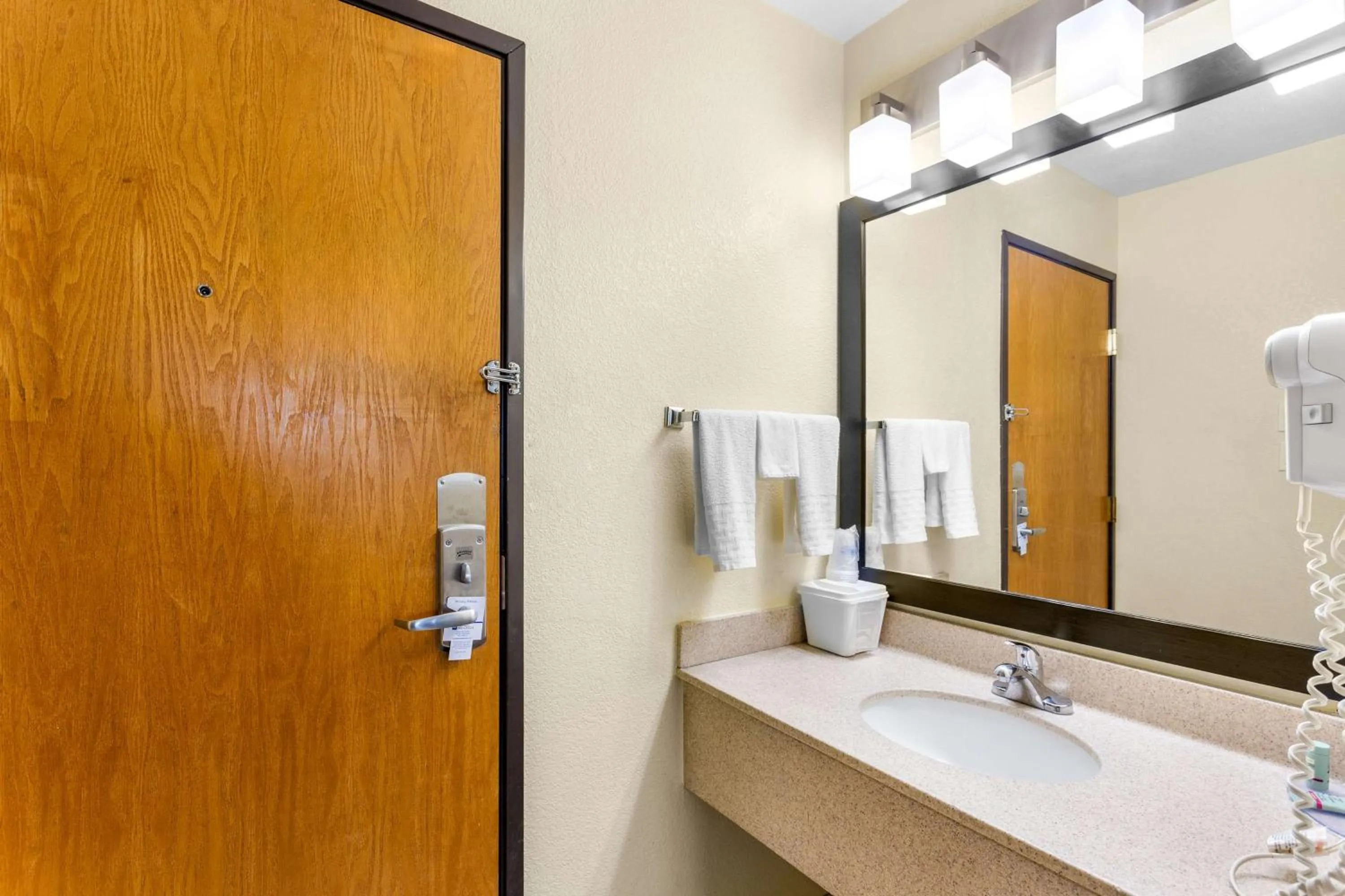 Bathroom in Best Western Oglesby Inn