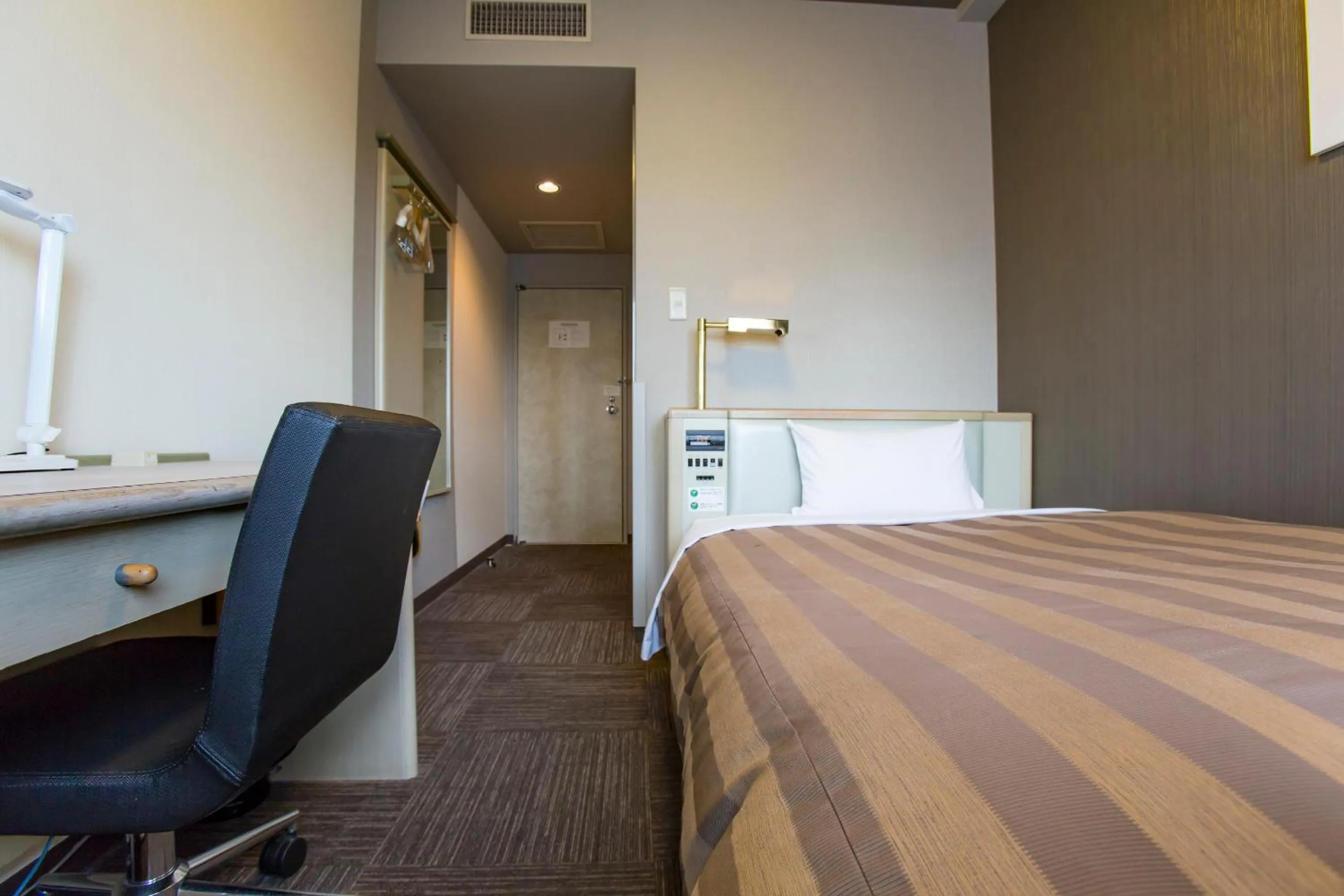 Photo of the whole room, Bed in Hotel Route-Inn Tokyo Ikebukuro