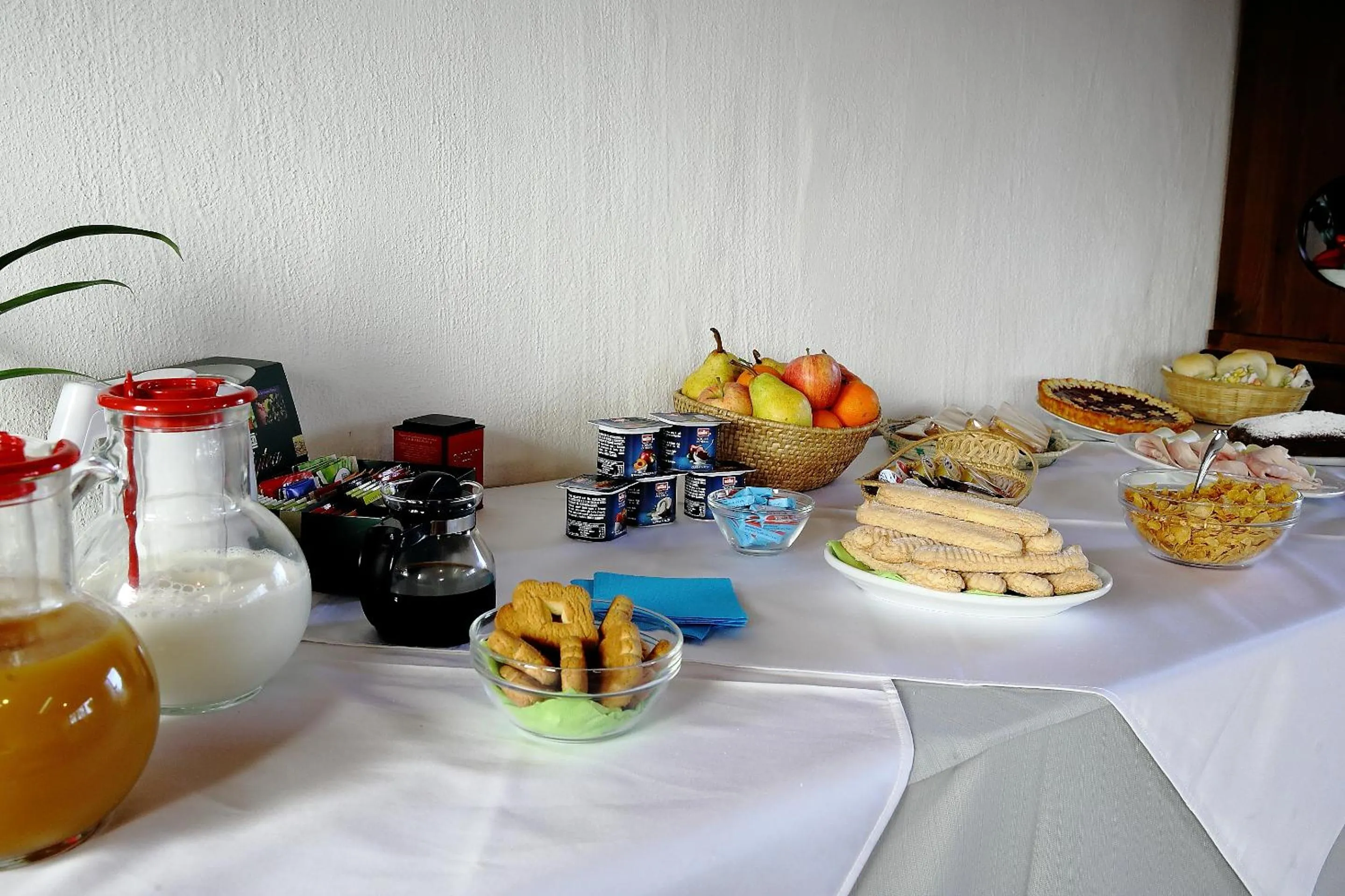 Continental breakfast in B&B Campu Moru