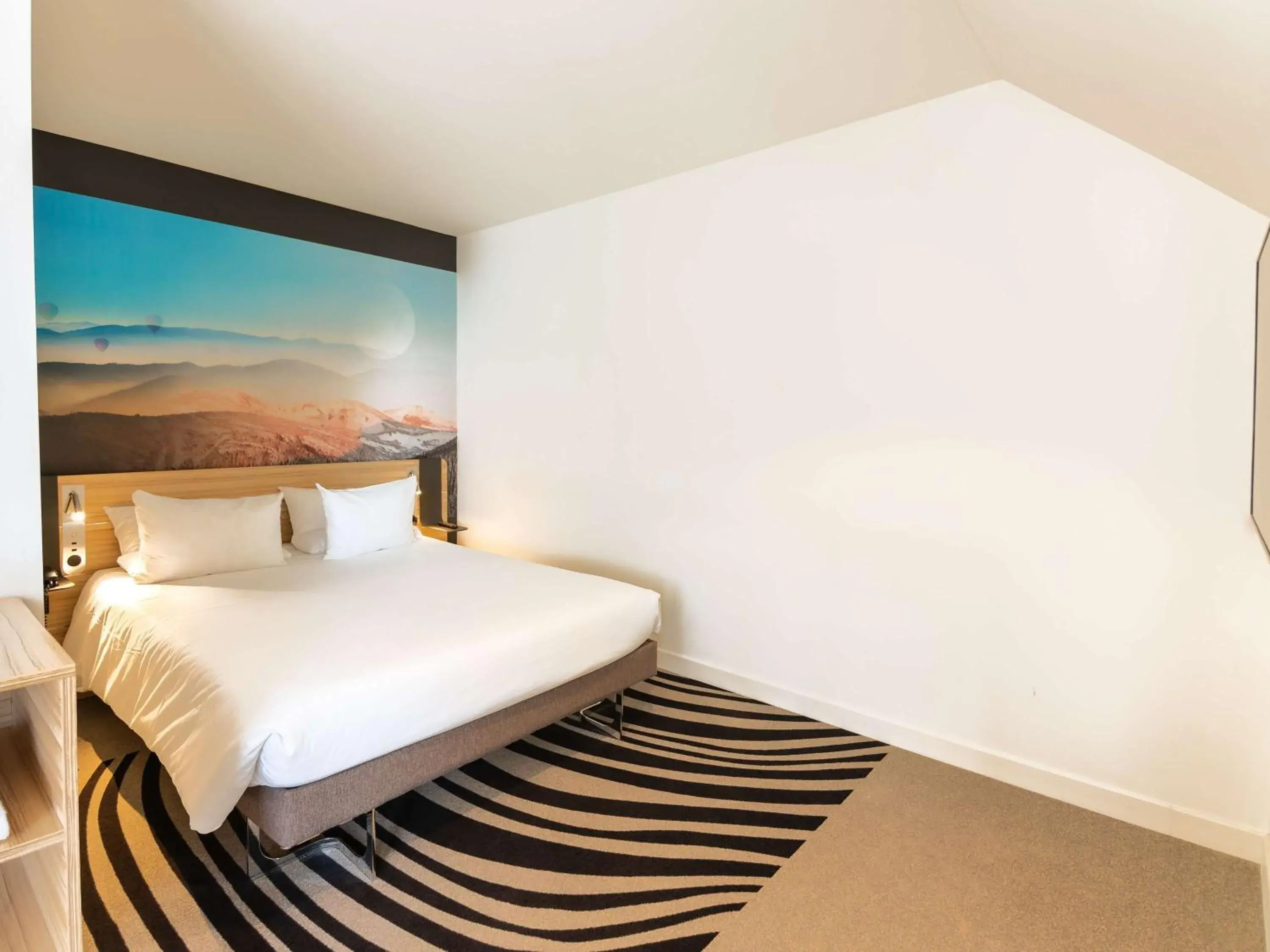 Bedroom, Bed in Novotel Suites Colmar Centre Bedroom, Bed in Novotel Suites Colmar Centre