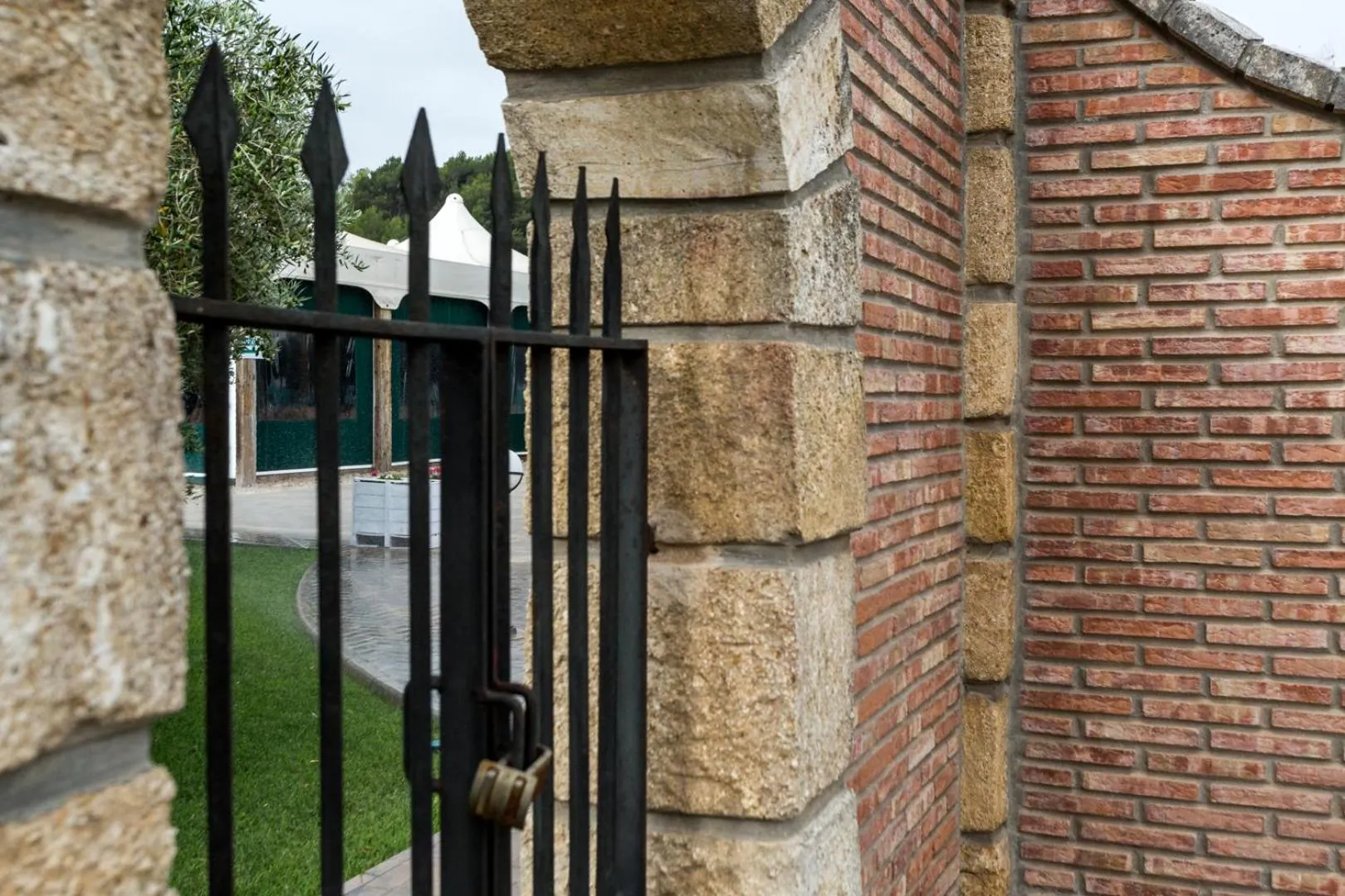 Facade/entrance in Hotel Nómadas