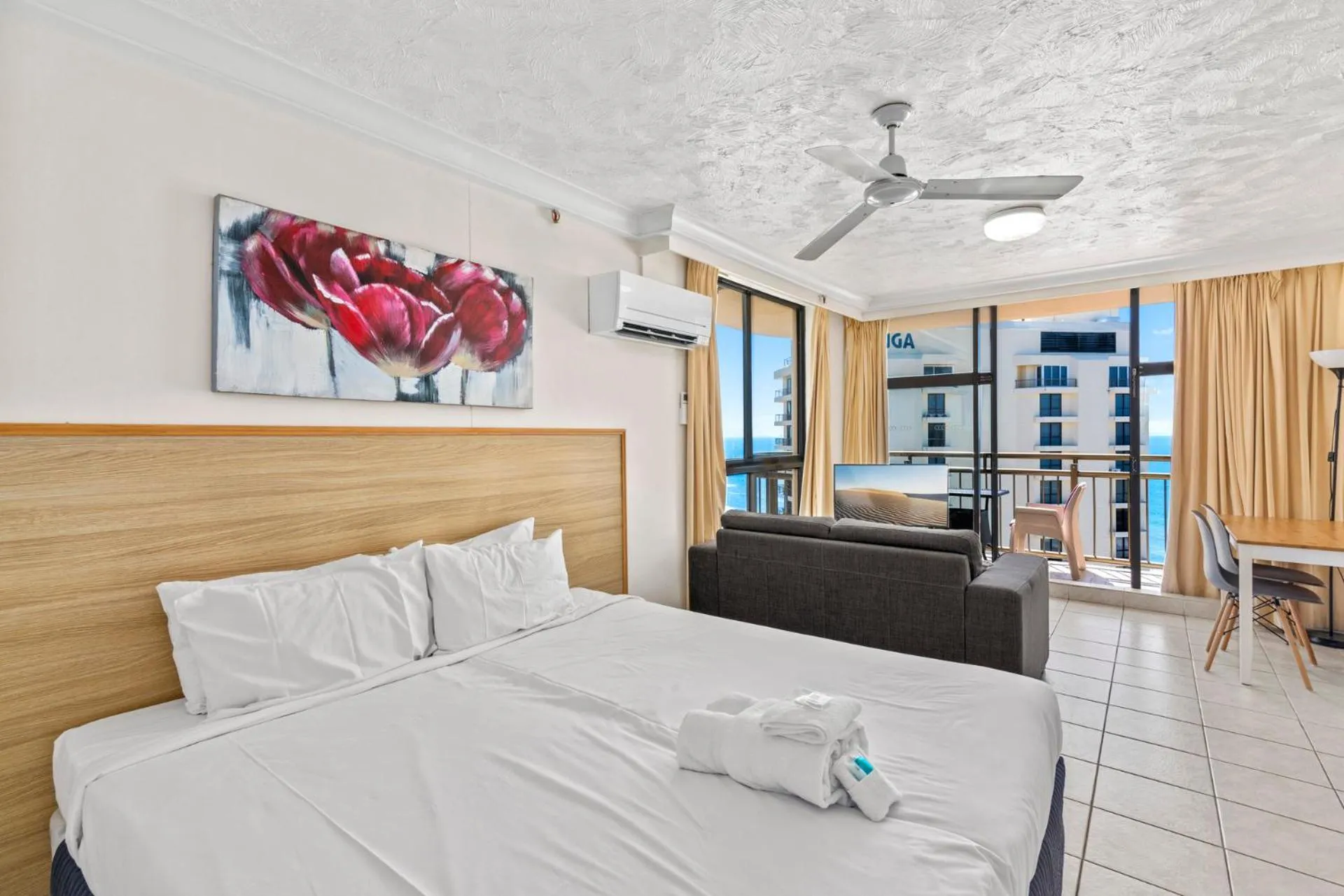 Photo of the whole room, Bed in Beachcomber Resort - Official