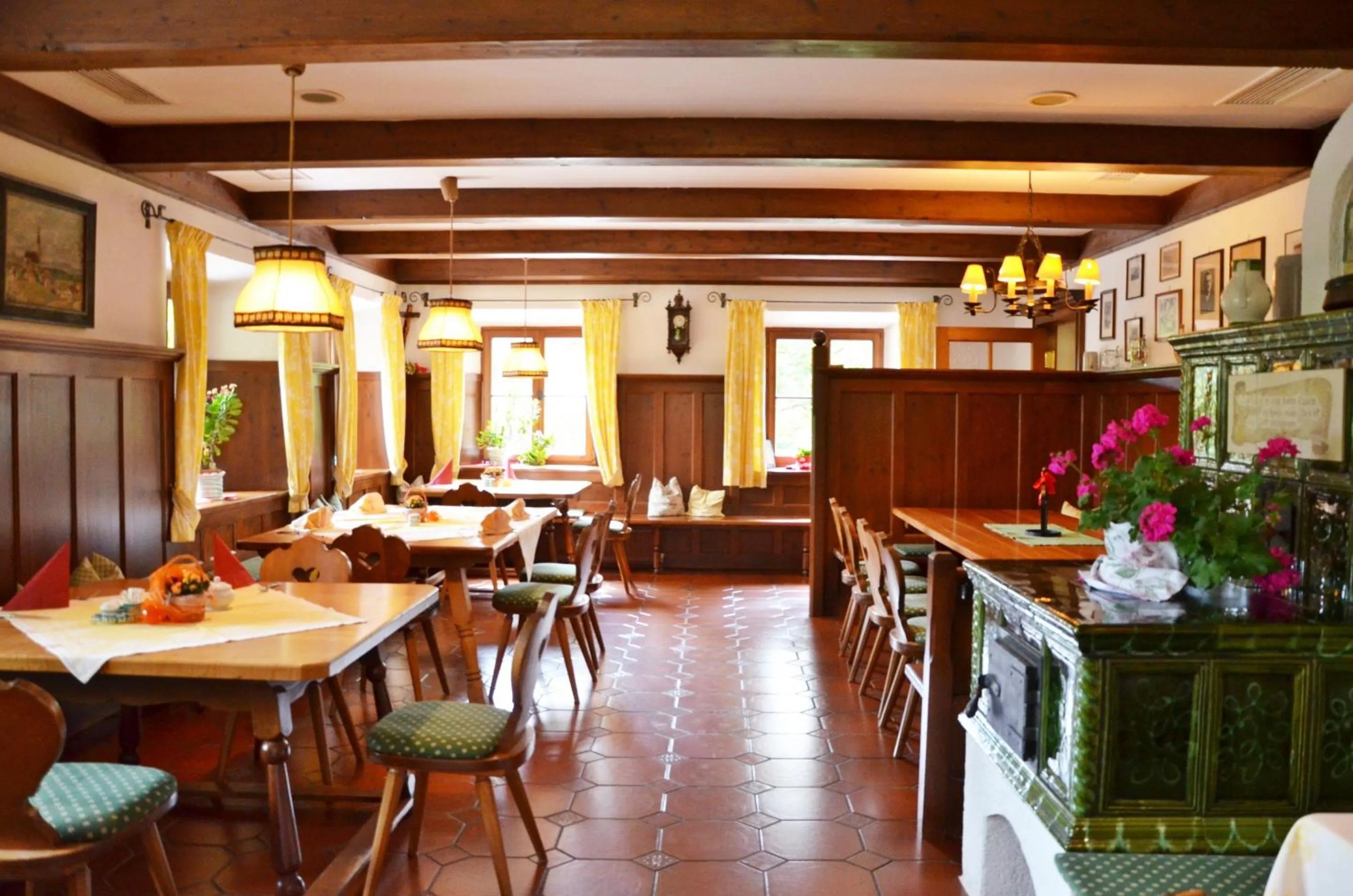 Restaurant/places to eat in Seehotel Huber