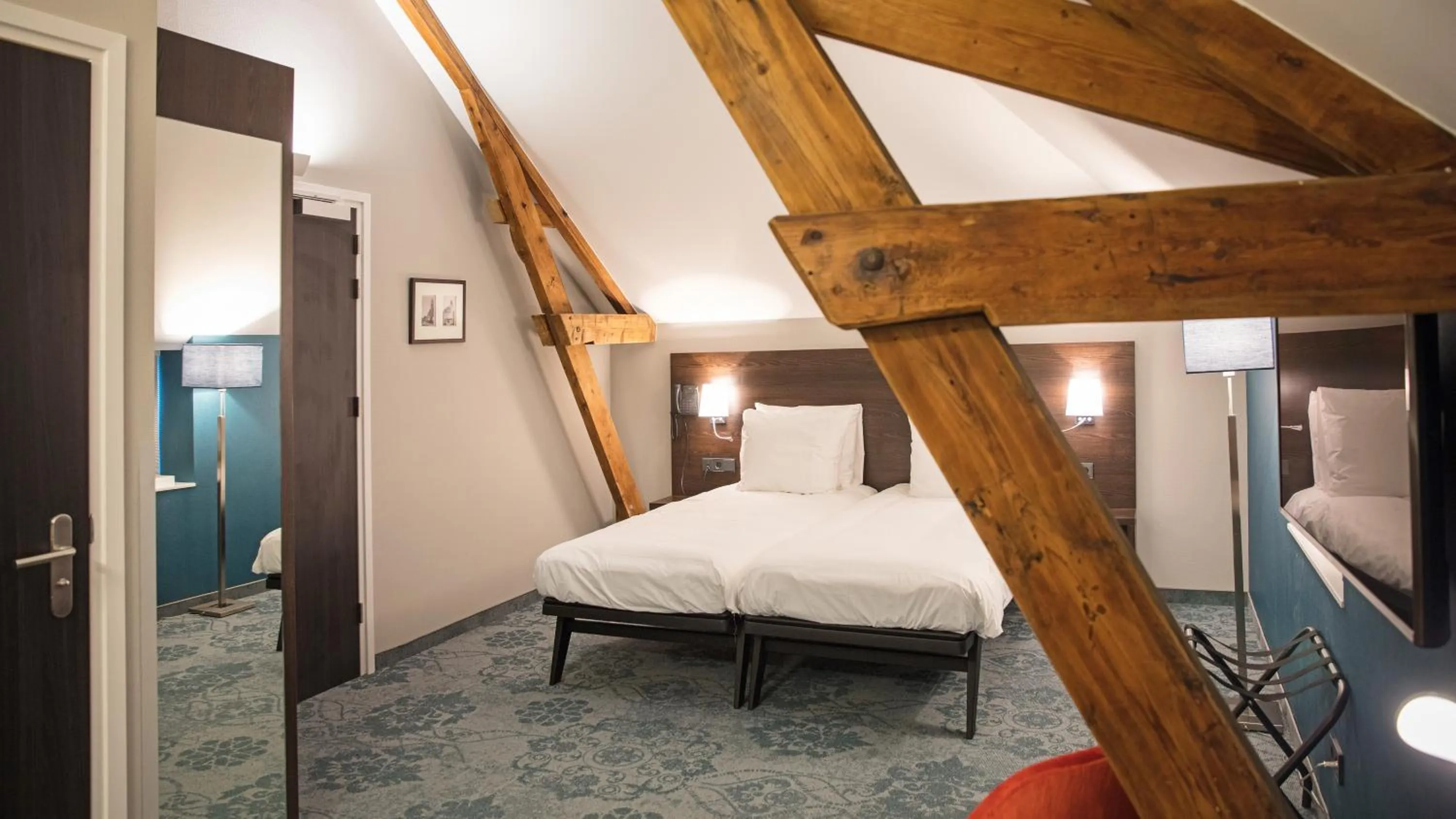 Photo of the whole room, Bed in Hotel de Koppelpaarden