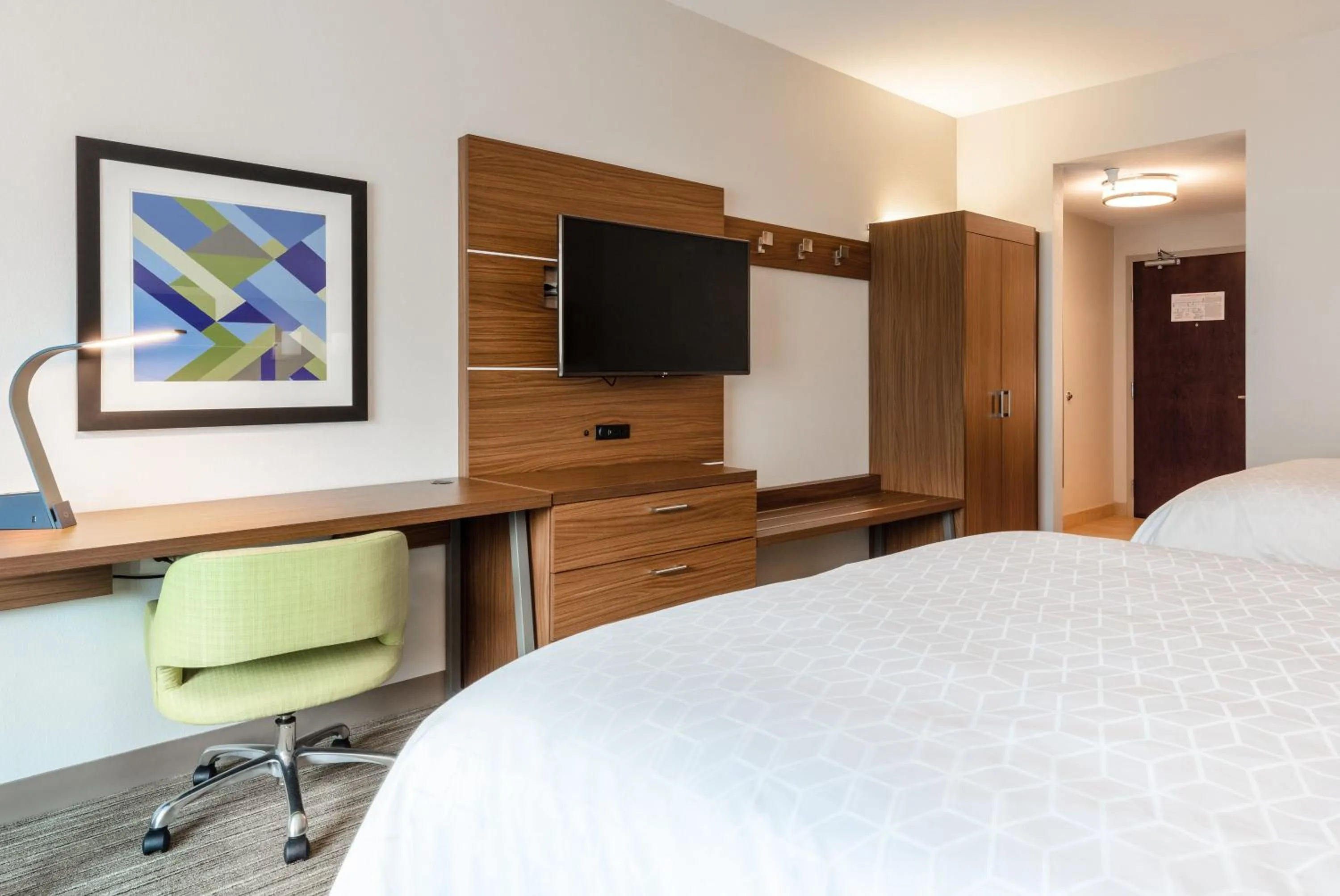 Photo of the whole room, Bed in Holiday Inn Express Calhoun South by IHG