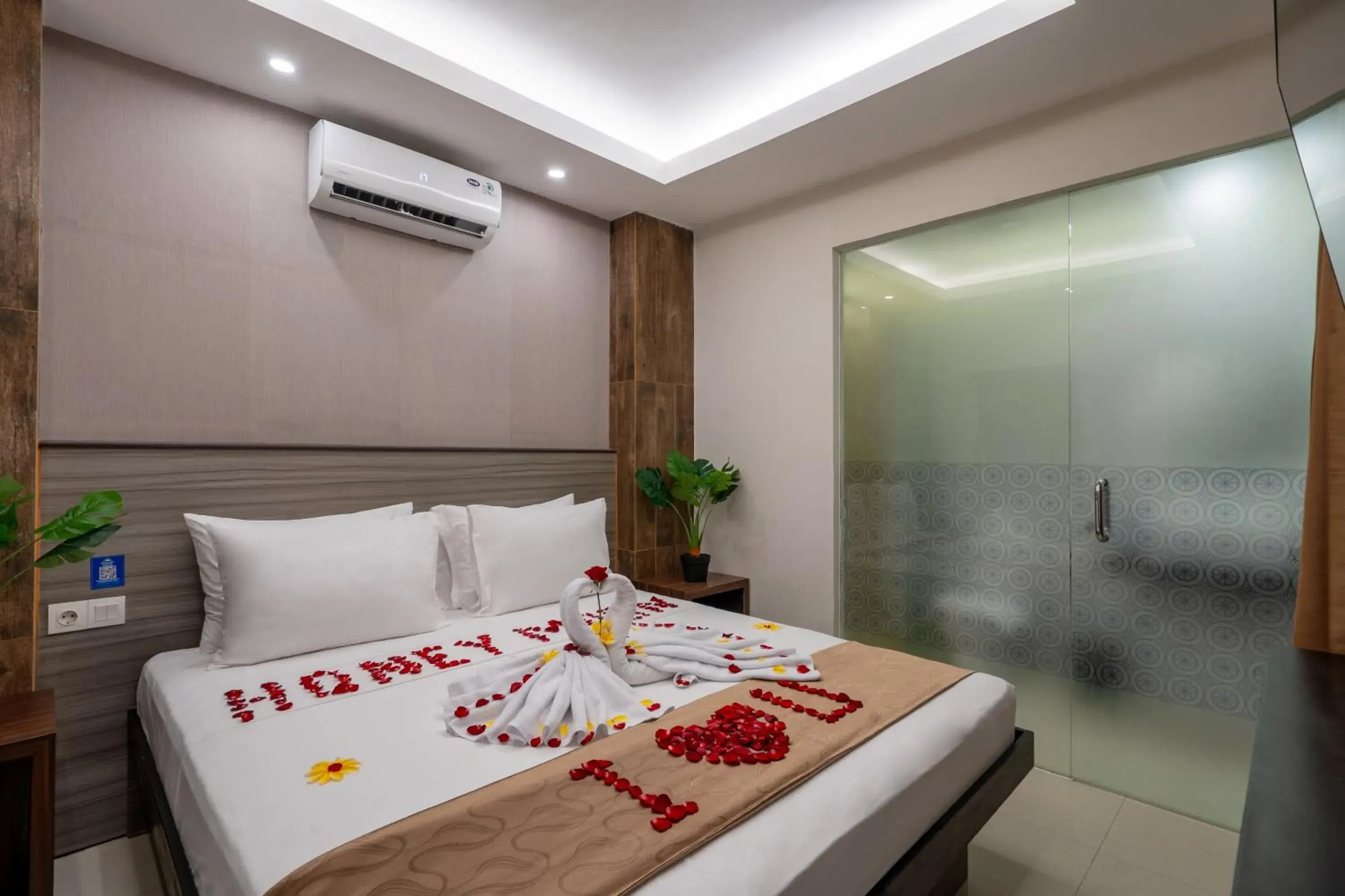 Property building, Bed in Everyday Hotel Kuta Central