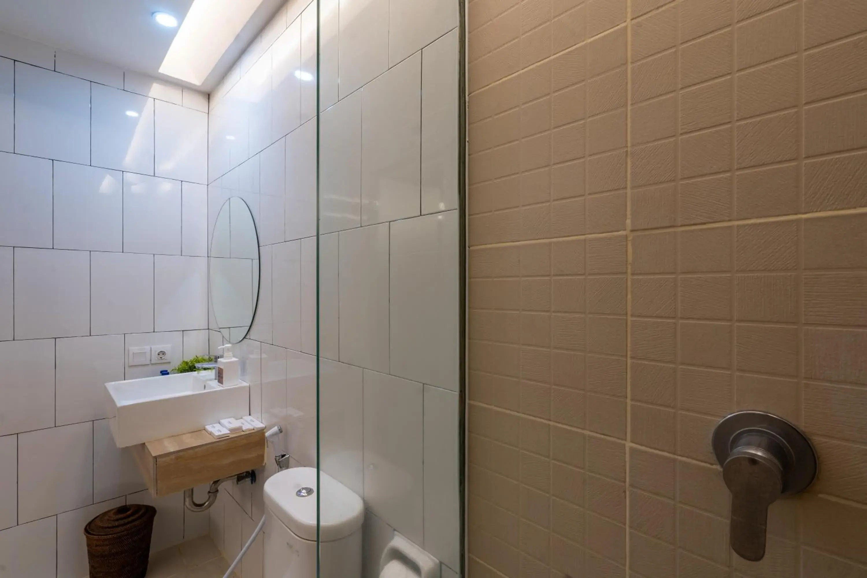 room service, Bathroom in Everyday Hotel Kuta Central