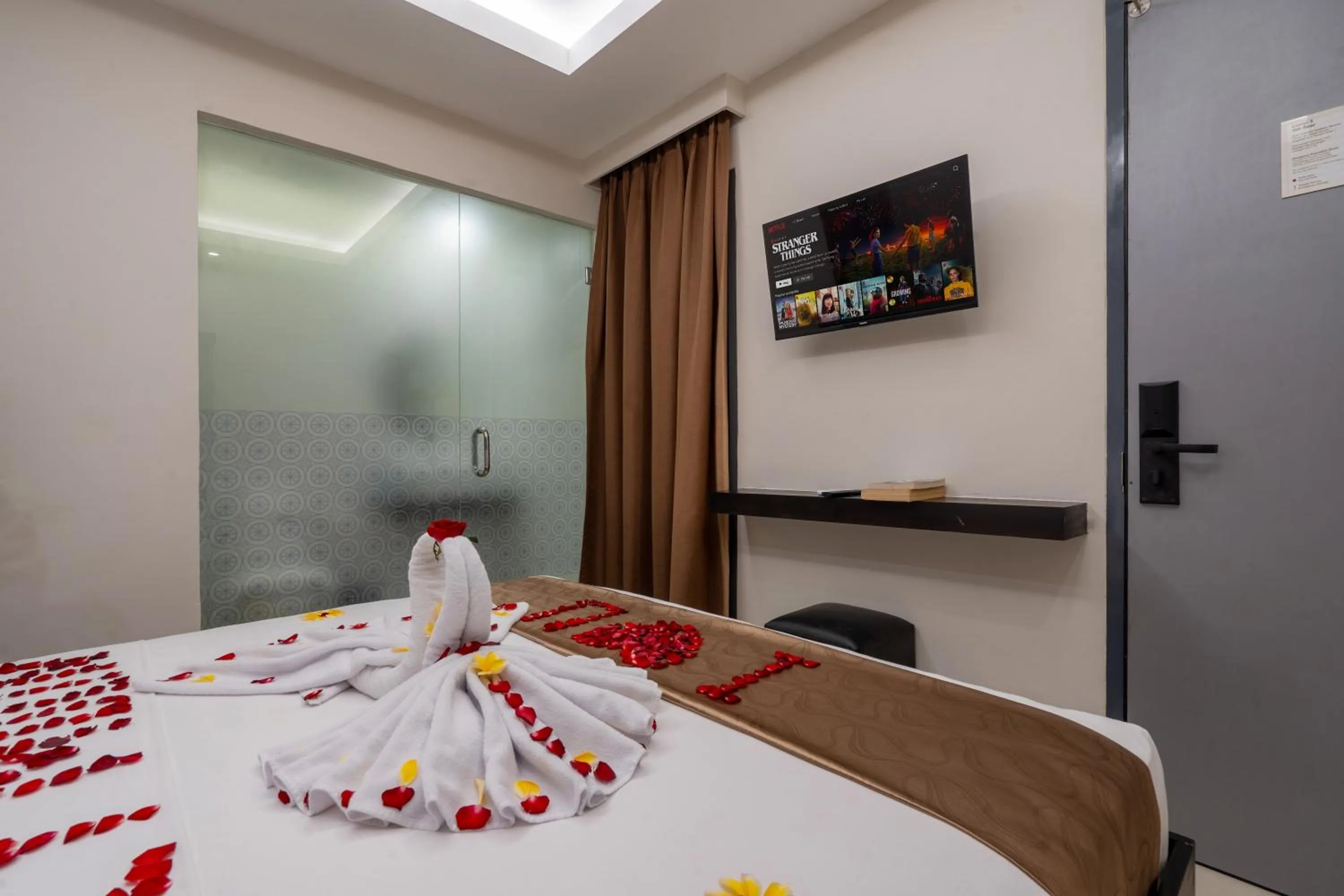 Property building, Bed in Everyday Hotel Kuta Central