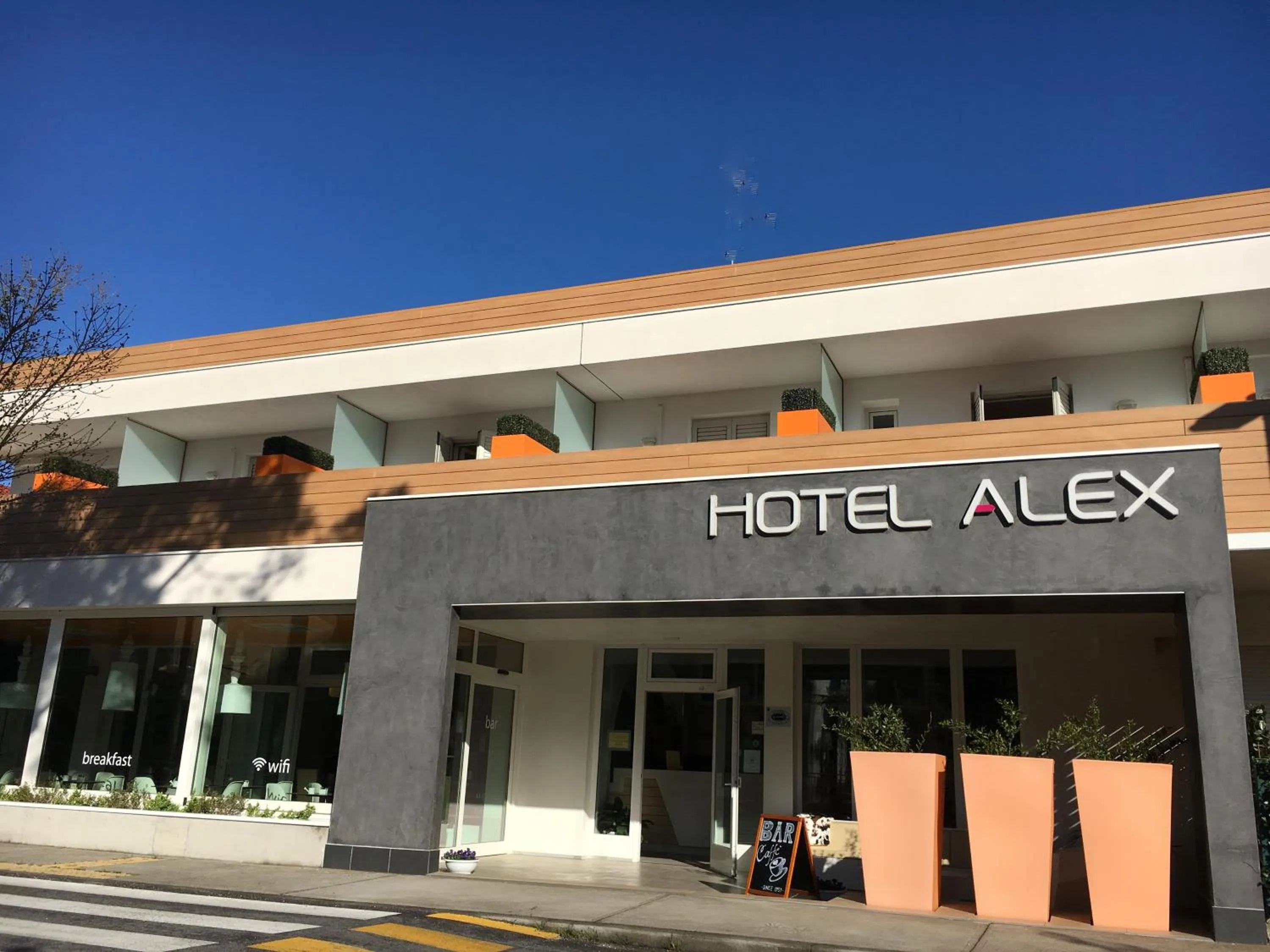 Facade/entrance in Hotel Alex