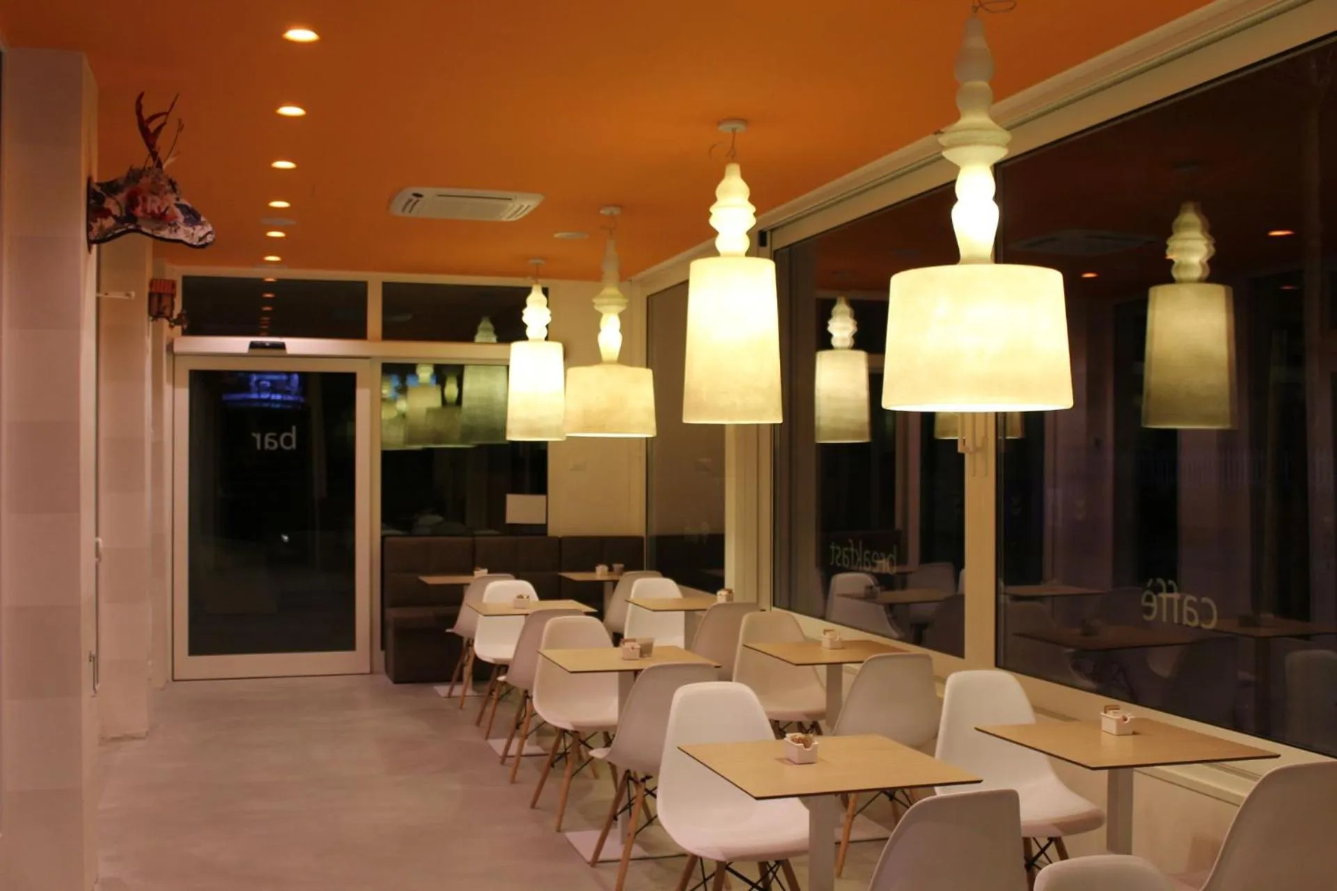 Restaurant/places to eat in Hotel Alex