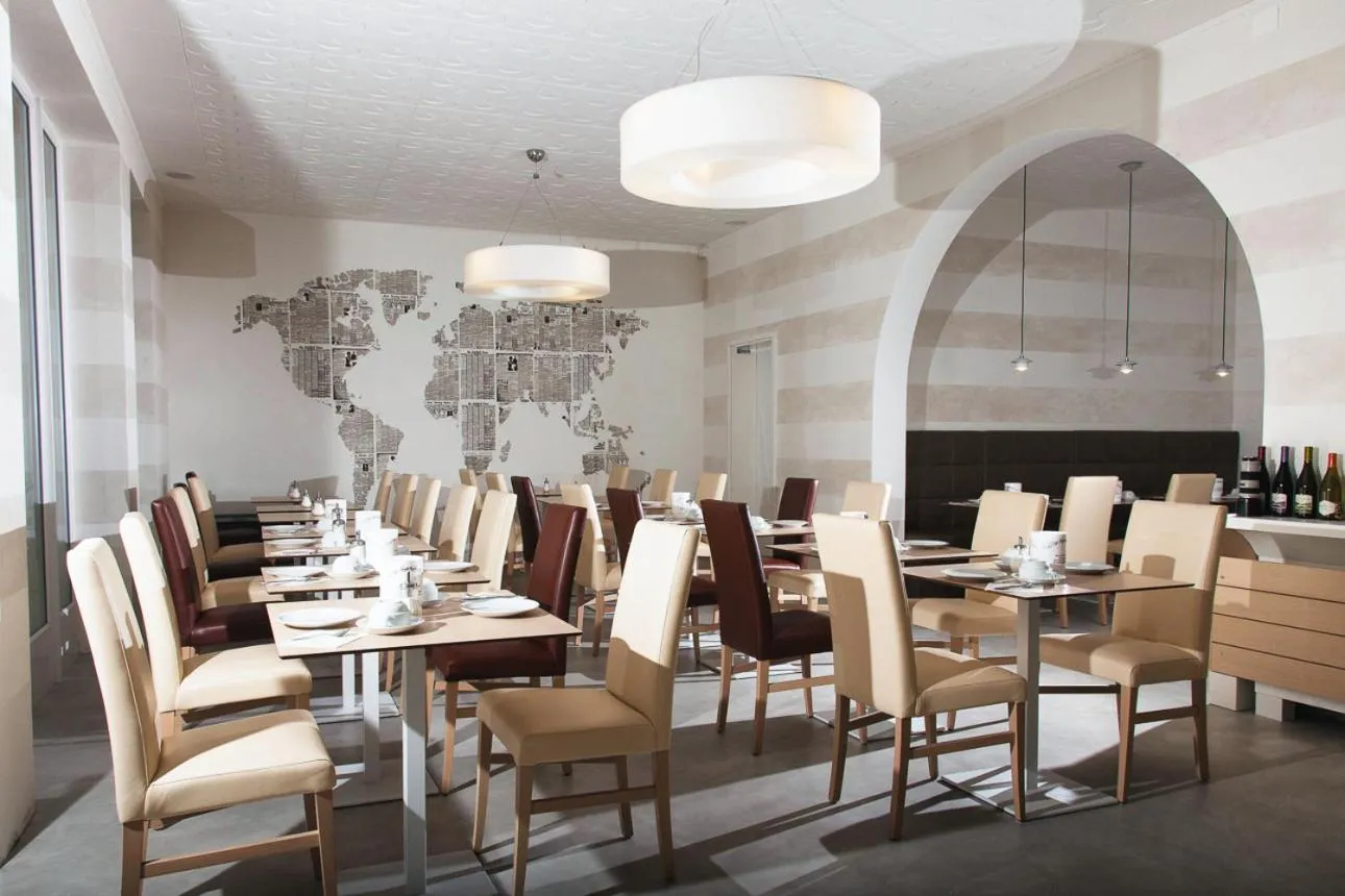 Restaurant/places to eat in Hotel Alex