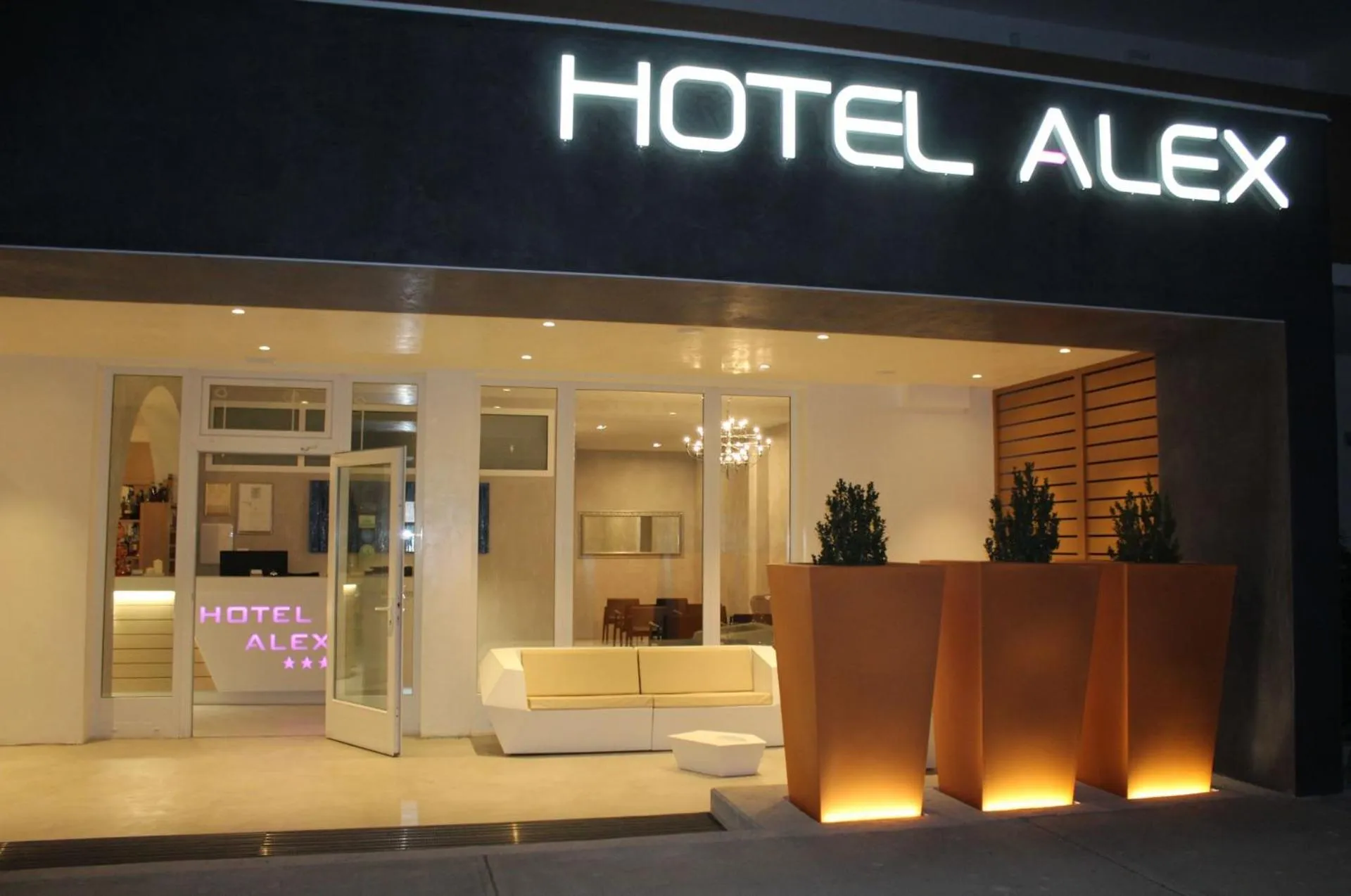 Facade/entrance in Hotel Alex
