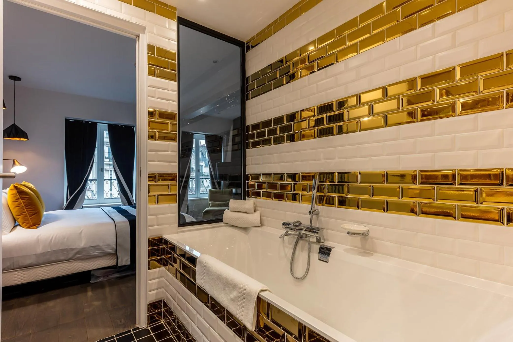 Bath, Bed in BE YOU LUXURY APART'HÔTEL Paris