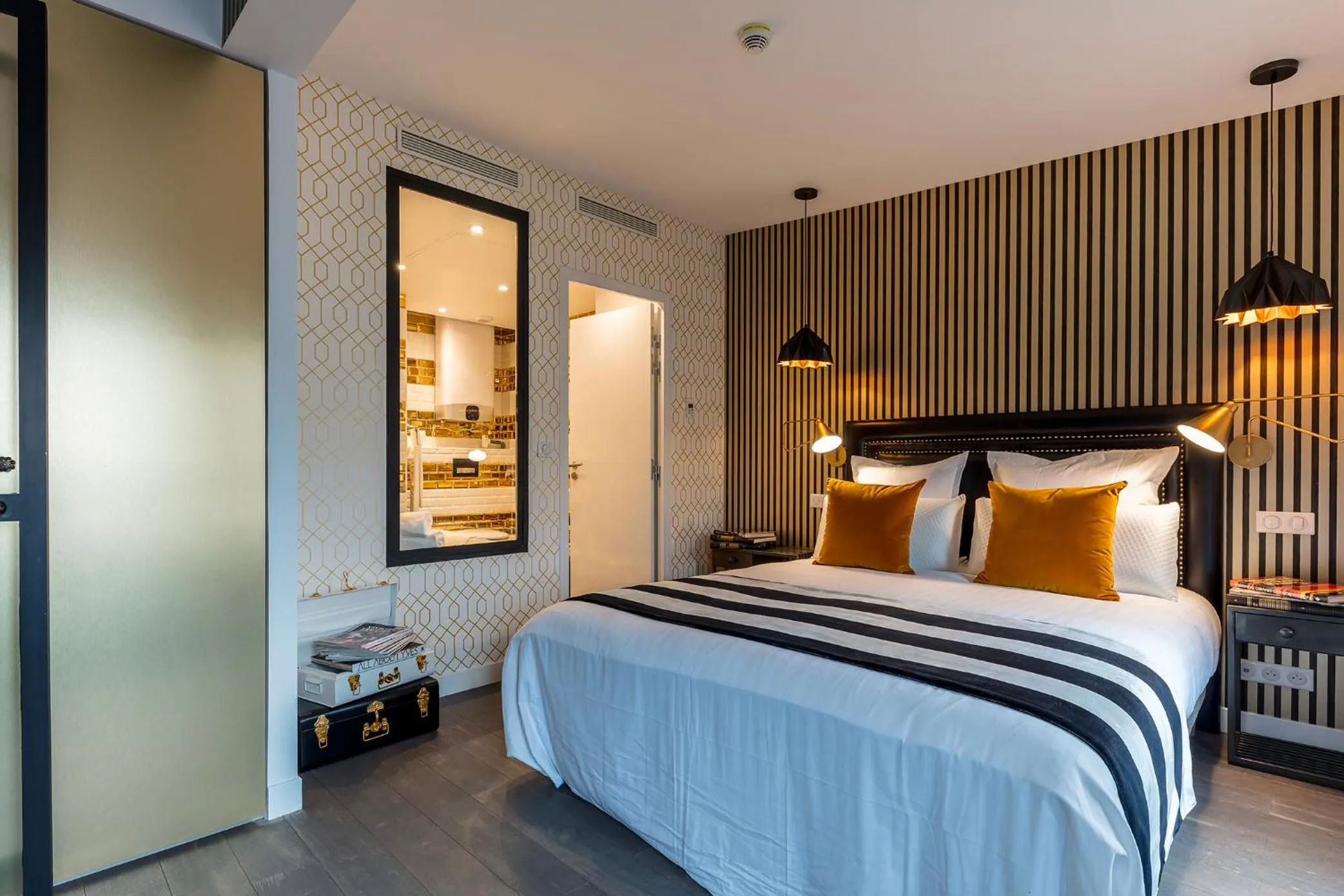 Bed in BE YOU LUXURY APART'HÔTEL Paris