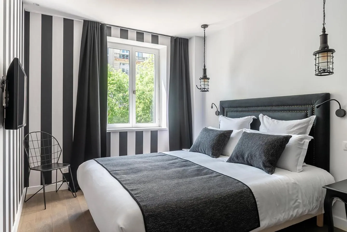 Bed in BE YOU LUXURY APART'HÔTEL Paris