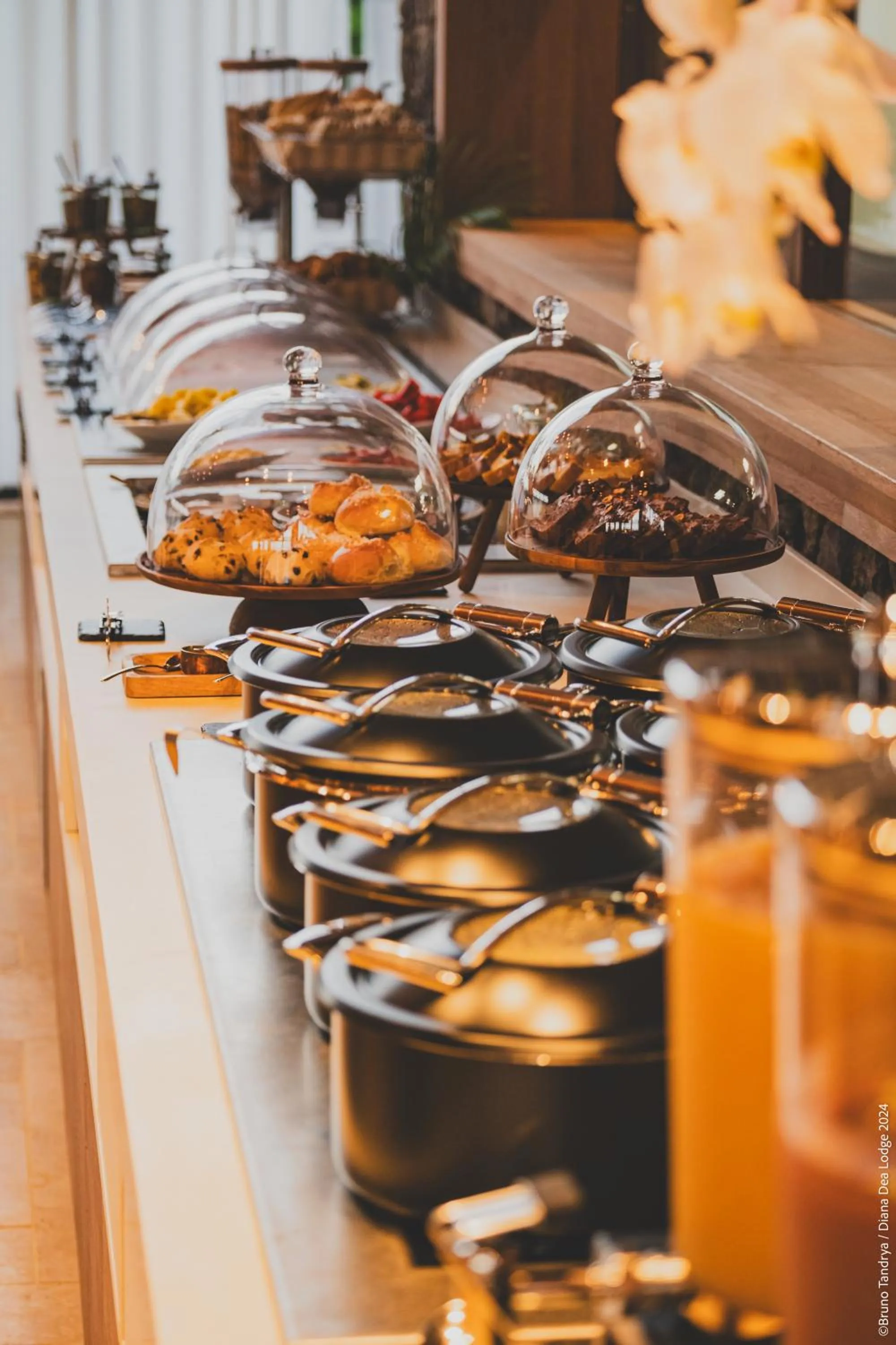 Buffet breakfast in Hôtel Diana Dea Lodge & SPA