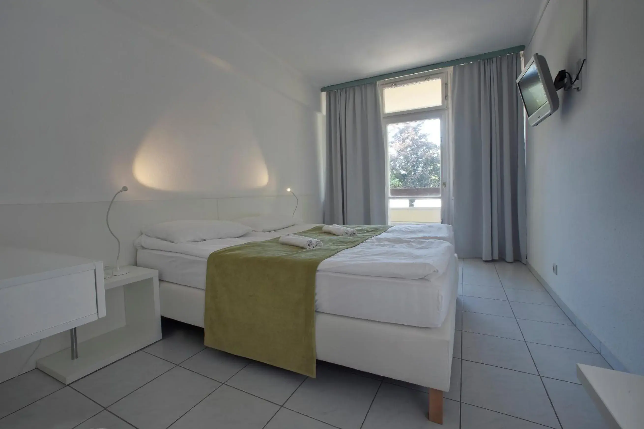 Double or Twin Room with Balcony - single occupancy in Hotel Holiday Csopak Double or Twin Room with Balcony - single occupancy in Hotel Holiday Csopak