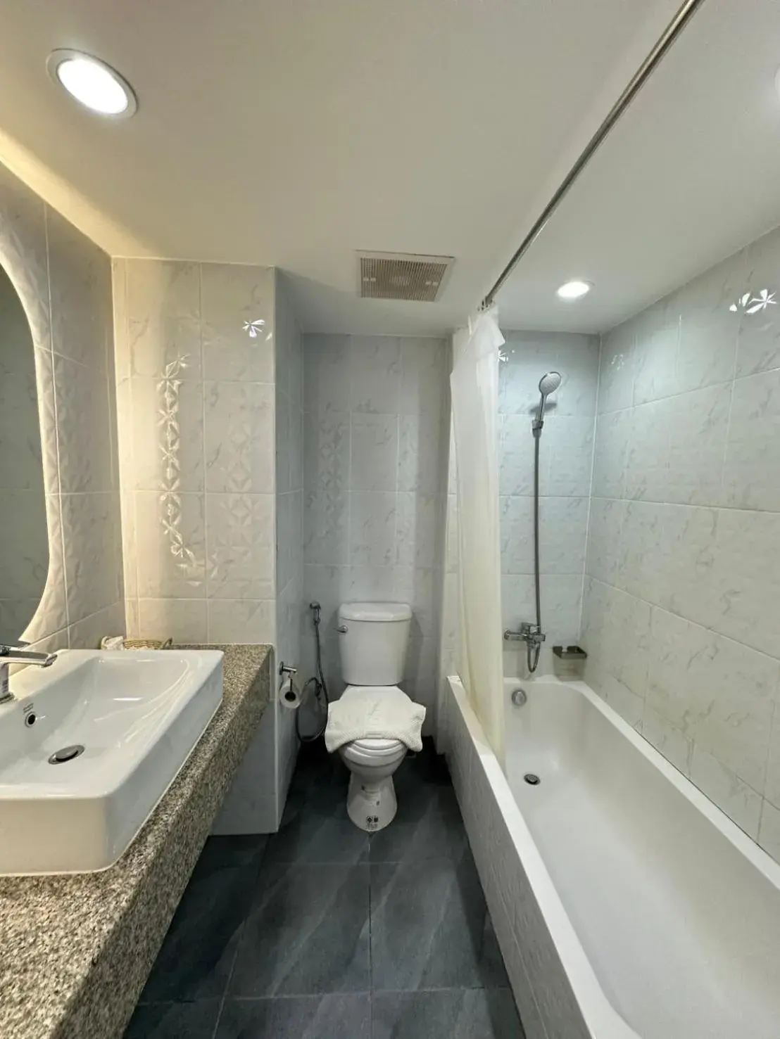 Toilet in Hatyai Merridian Hotel Toilet in Hatyai Merridian Hotel