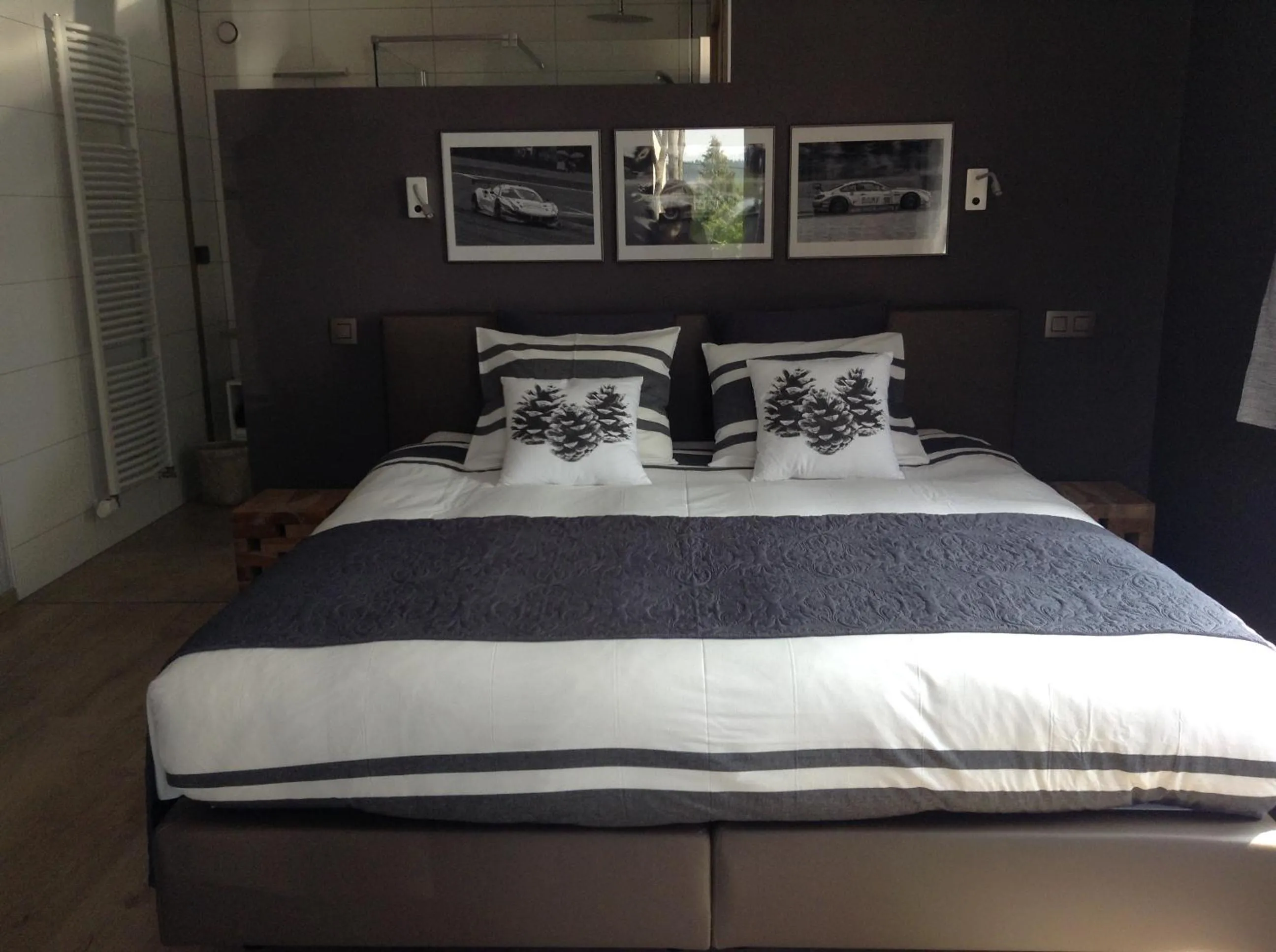 Photo of the whole room, Bed in "Un matin au jardin"